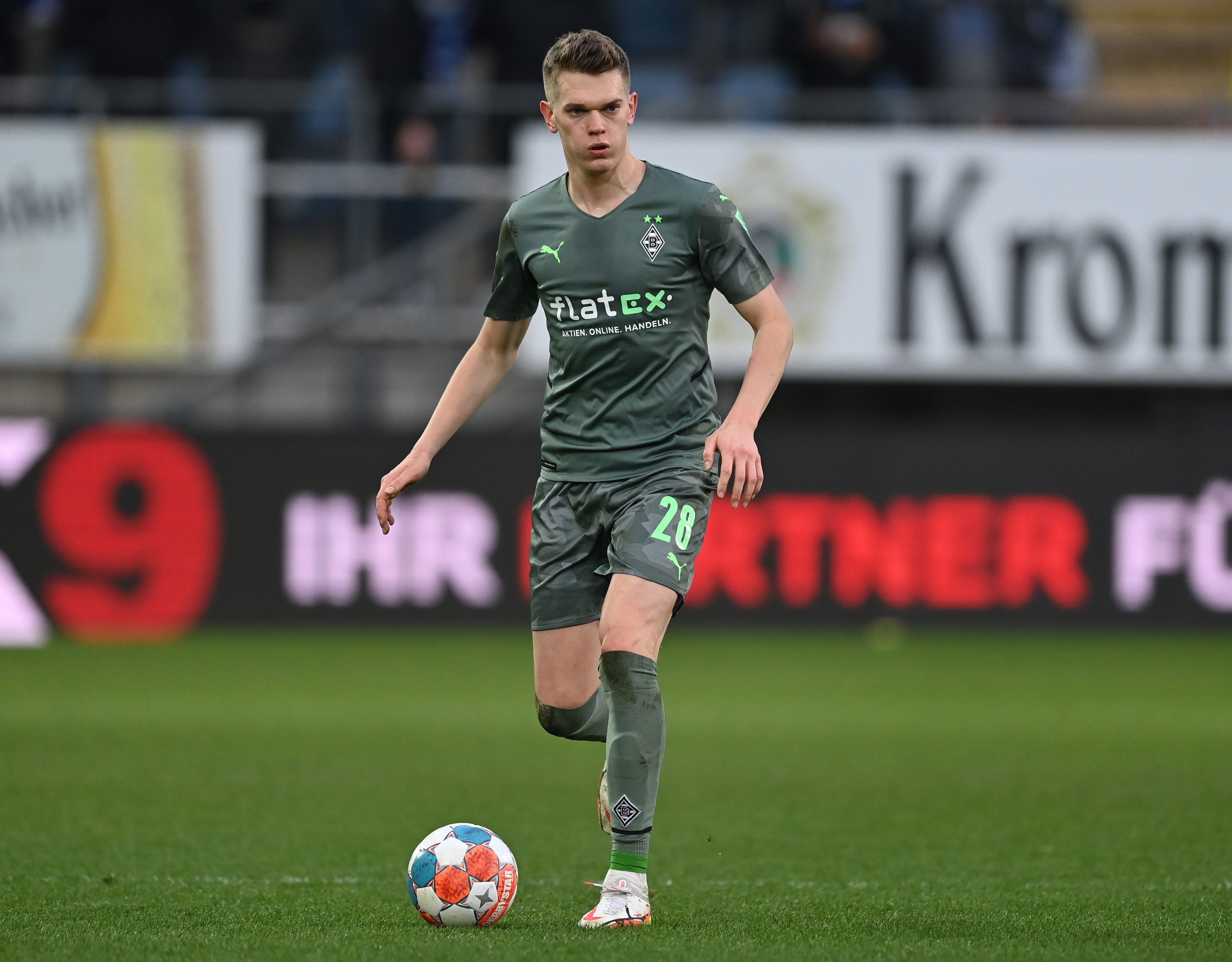 Matthias Ginter kontrolliert am 5. Februar 2022 beim Auswärtsspiel in Bielefeld den Ball.