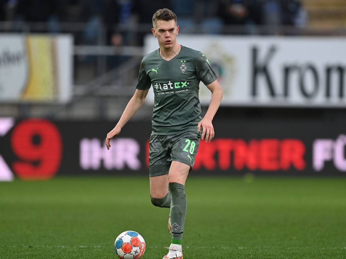 Matthias Ginter kontrolliert am 5. Februar 2022 beim Auswärtsspiel in Bielefeld den Ball.