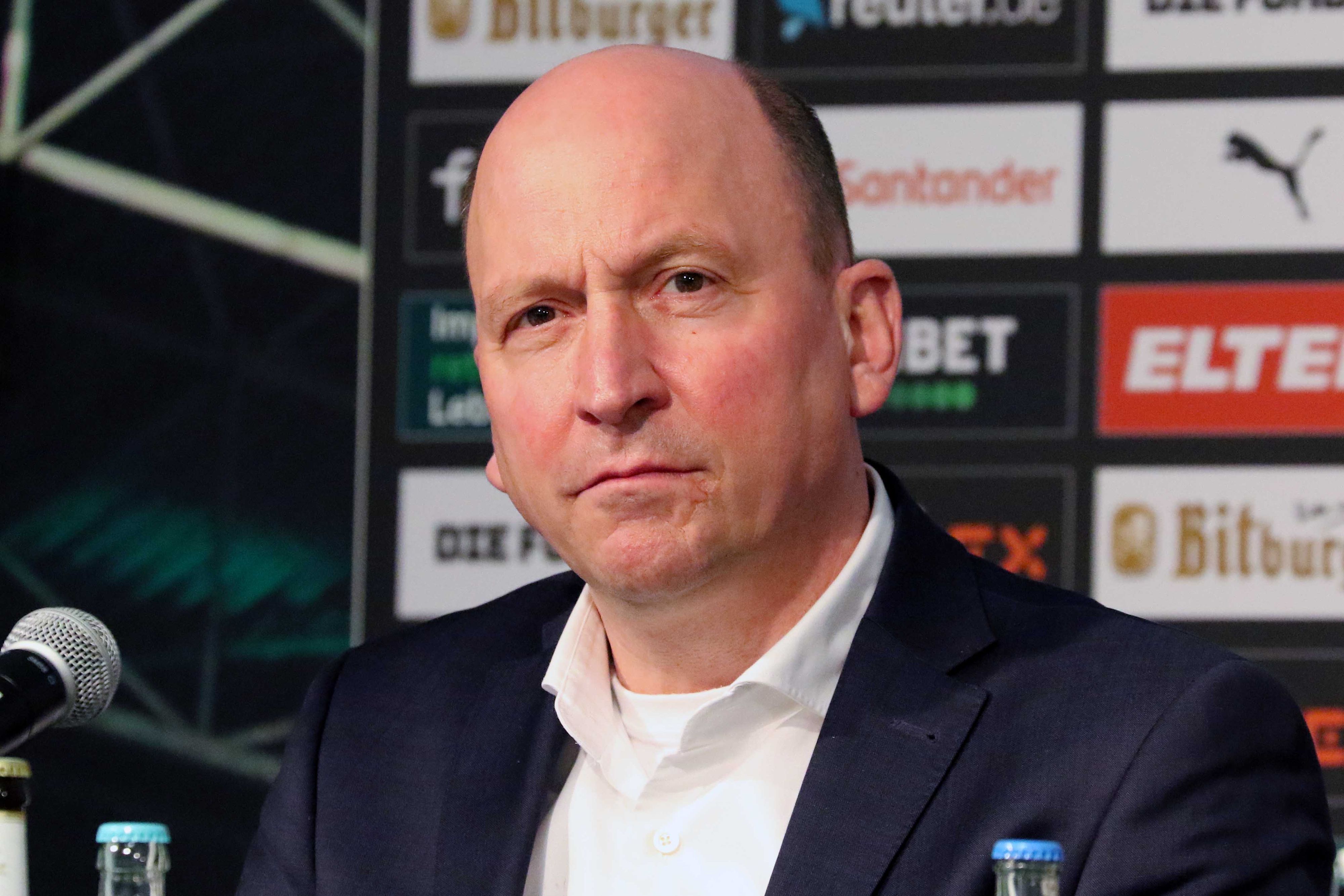 Der aktuell wohl wichtigste Entscheider im Borussia-Park: Stephan Schippers. Auf diesem Foto ist der Geschäftsführer von Borussia Mönchengladbach am 15. Februar 2022 während einer Pressekonferenz zu sehen. Schippers blickt in die Kamera des Fotografen.