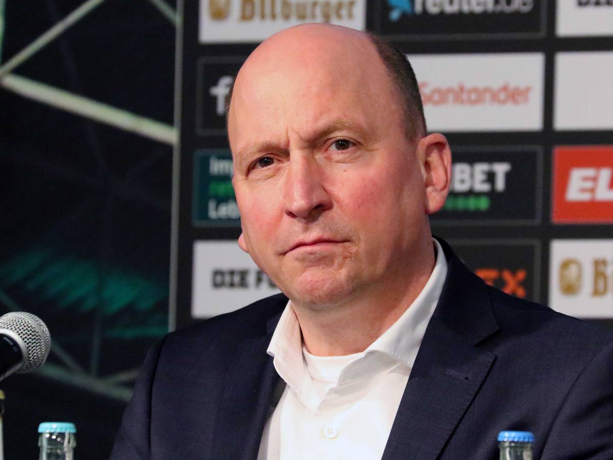 Stephan Schippers, Geschäftsführer von Fußball-Bundesligist Borussia Mönchengladbach, hier bei einer Pressekonferenz am 15. Februar 2022 im Borussia-Park zu sehen. Schippers blickt in die Kamera.