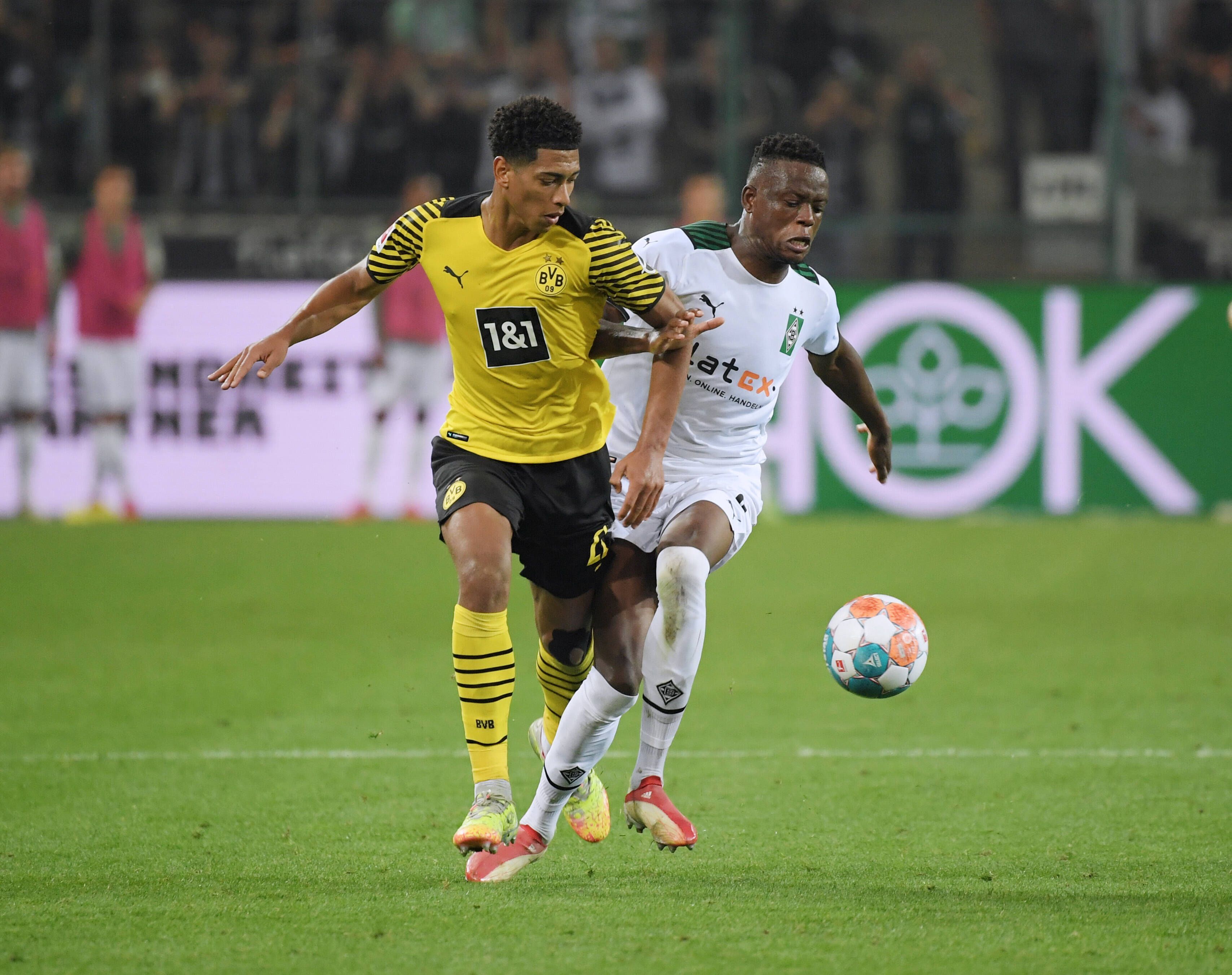 Jude Bellingham (Borussia Dortmund, l.) ), Denis Zakaria (damals noch Borussia Mönchengladbach, r.), beim Hinspiel beider Teams am 25. September 2021 im Borussia-Park im Zweikampf.