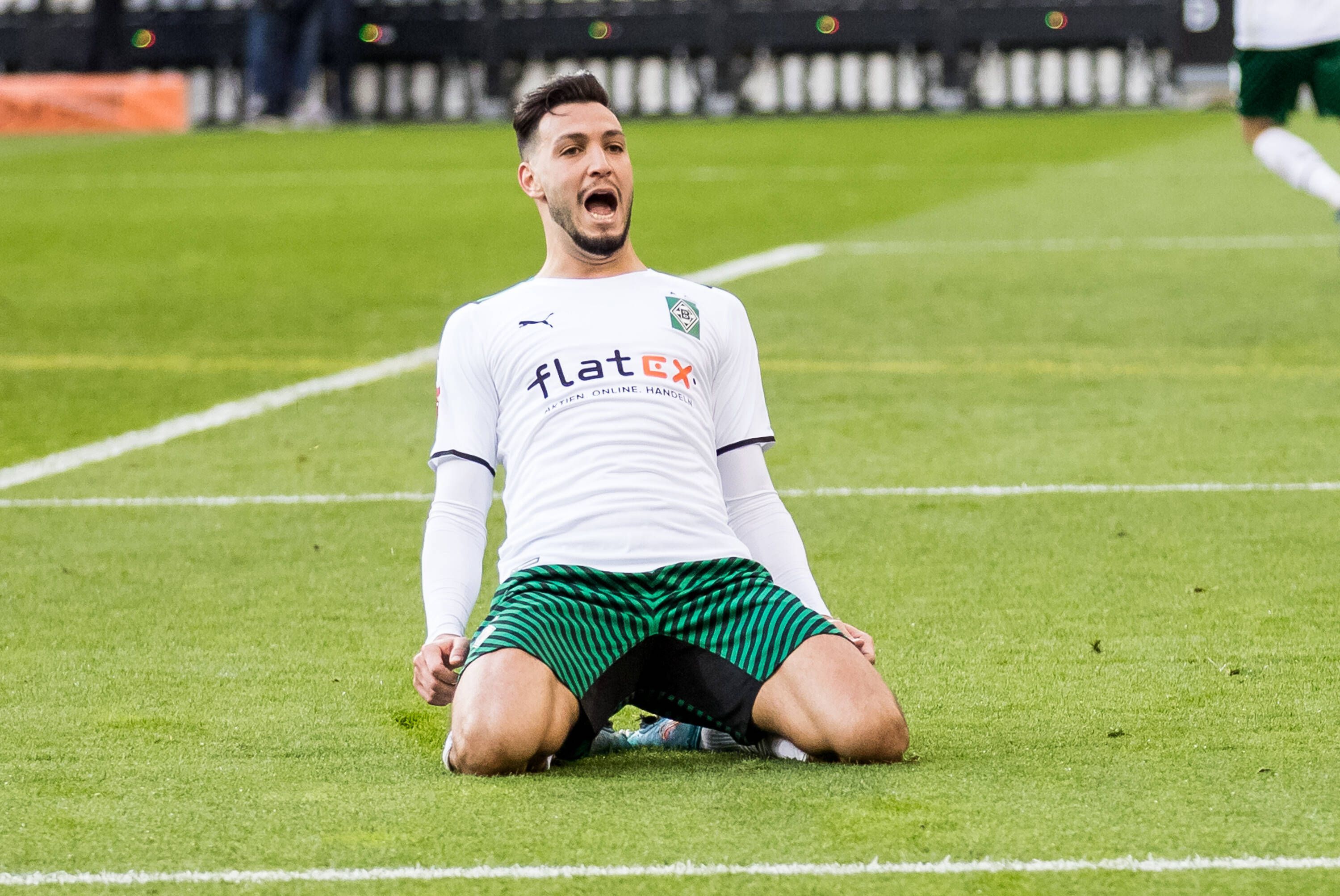 Ramy Bensebaini von Borussia Mönchengladbach bejubelt seinen Treffer im Bundesliga-Spiel gegen den FC Augsburg am 12. Februar 2022 im Borussia-Park.