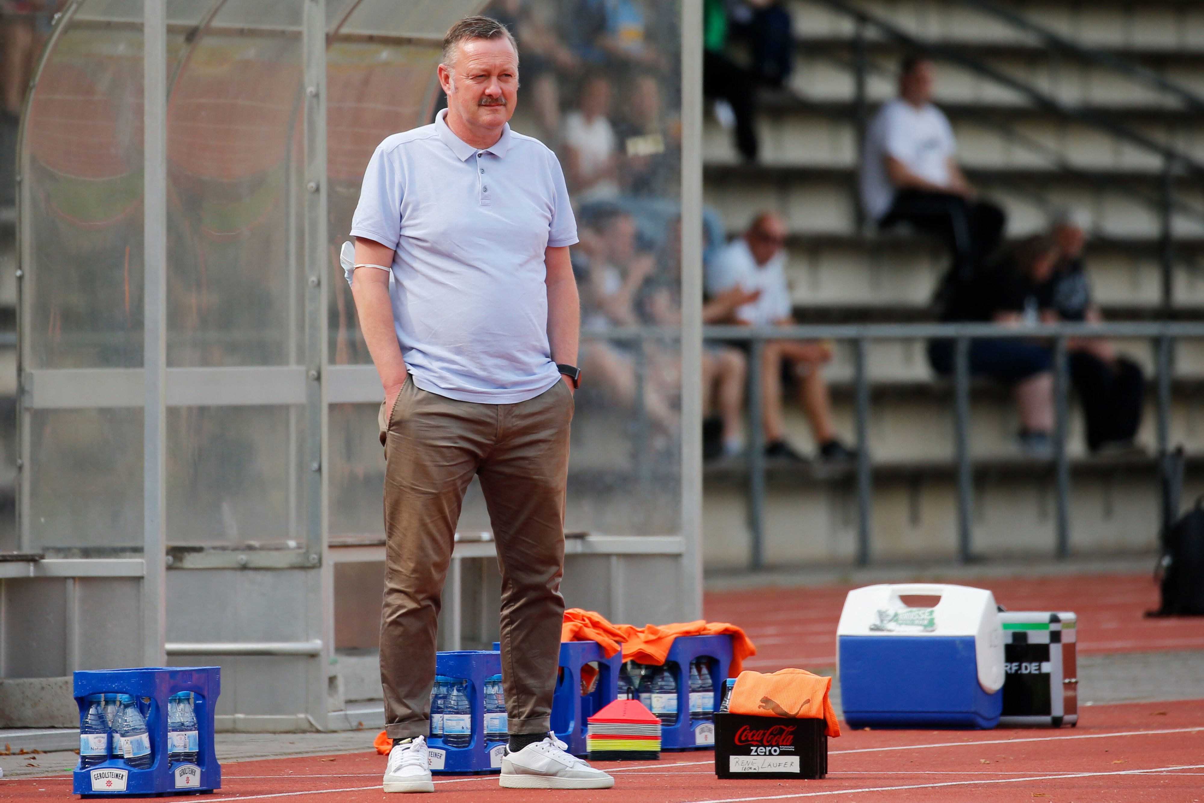 Roland Virkus, Sportdirektor von Borussia Mönchengladbach. Auf diesem Foto ist der 55-Jährige am 21. August 2021 im Rheydter Grenzlandstadion zu sehen. Virkus blickt auf das Spielfeld.