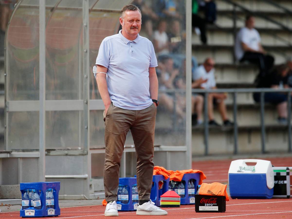 Roland Virkus, Sportdirektor von Borussia Mönchengladbach. Auf diesem Foto ist der 55-Jährige am 21. August 2021 im Rheydter Grenzlandstadion zu sehen. Virkus blickt auf das Spielfeld.
