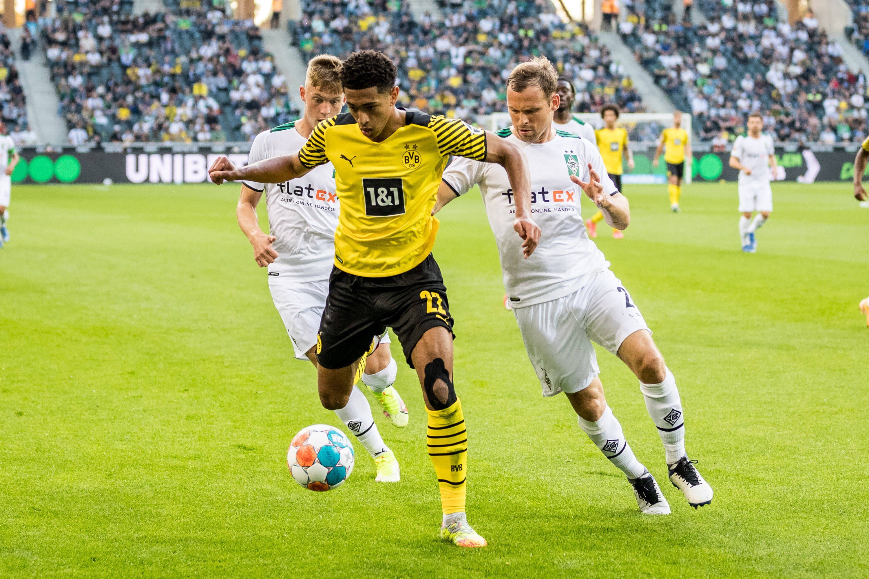 Borussia Mönchengladbach und Borussia Dortmund treffen am Sonntag (20. Februar 2022) in der Bundesliga aufeinander. Das Bild zeigt BVB-Spieler Jude Bellingham (l.) im Zweikampf mit Gladbachs Tony Jantschke (r.) im Hinspiel am 25. September 2021.