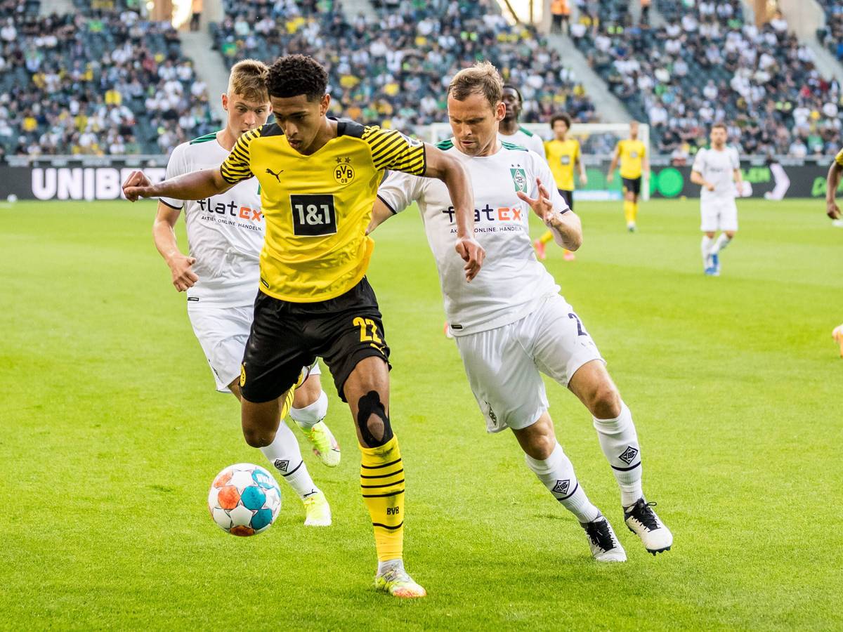 Borussia Mönchengladbach und Borussia Dortmund treffen am Sonntag (20. Februar 2022) in der Bundesliga aufeinander. Das Bild zeigt BVB-Spieler Jude Bellingham (l.) im Zweikampf mit Gladbachs Tony Jantschke (r.) im Hinspiel am 25. September 2021.