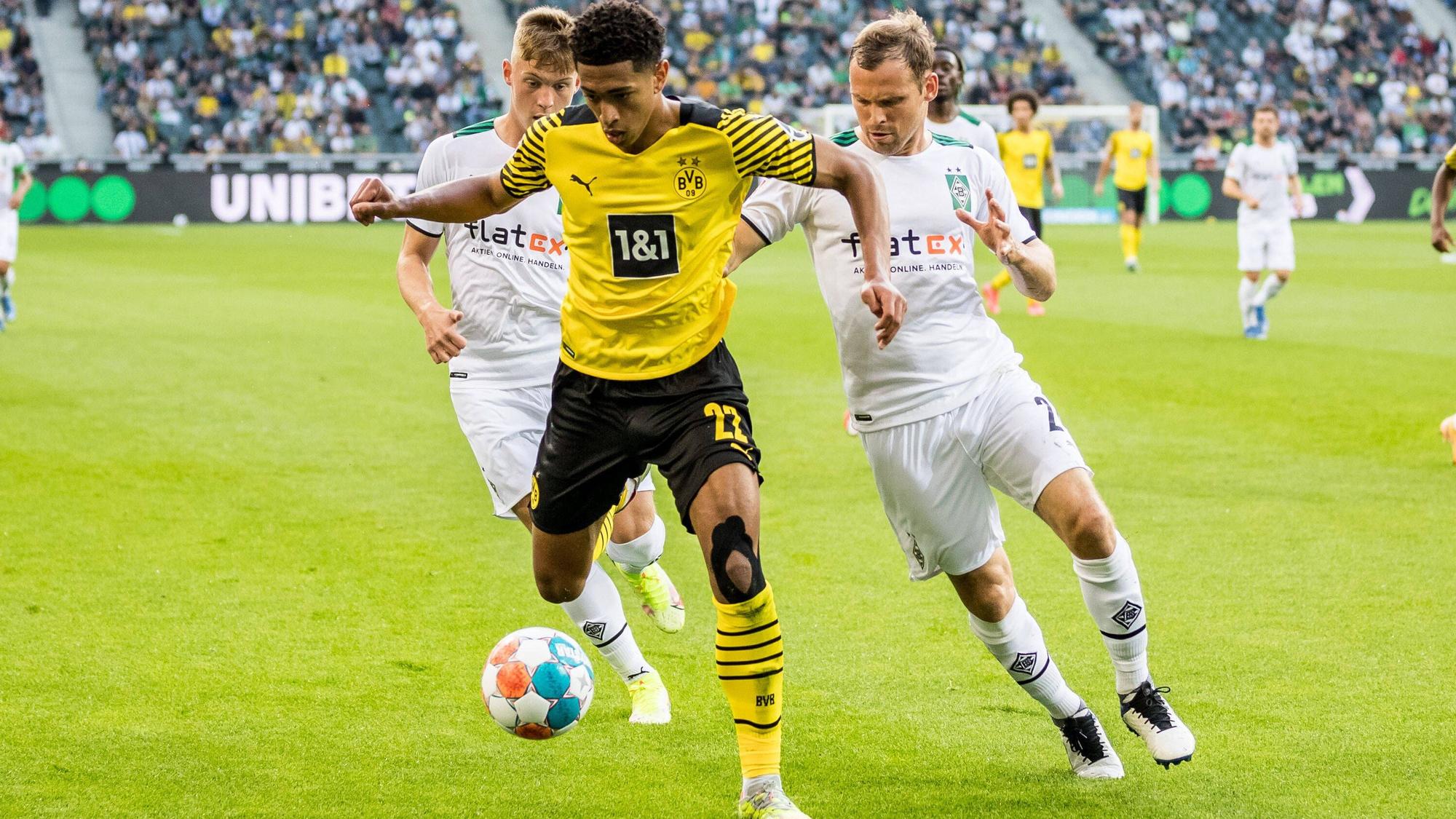 Borussia Mönchengladbach und Borussia Dortmund treffen am Sonntag (20. Februar 2022) in der Bundesliga aufeinander. Das Bild zeigt BVB-Spieler Jude Bellingham (l.) im Zweikampf mit Gladbachs Tony Jantschke (r.) im Hinspiel am 25. September 2021.