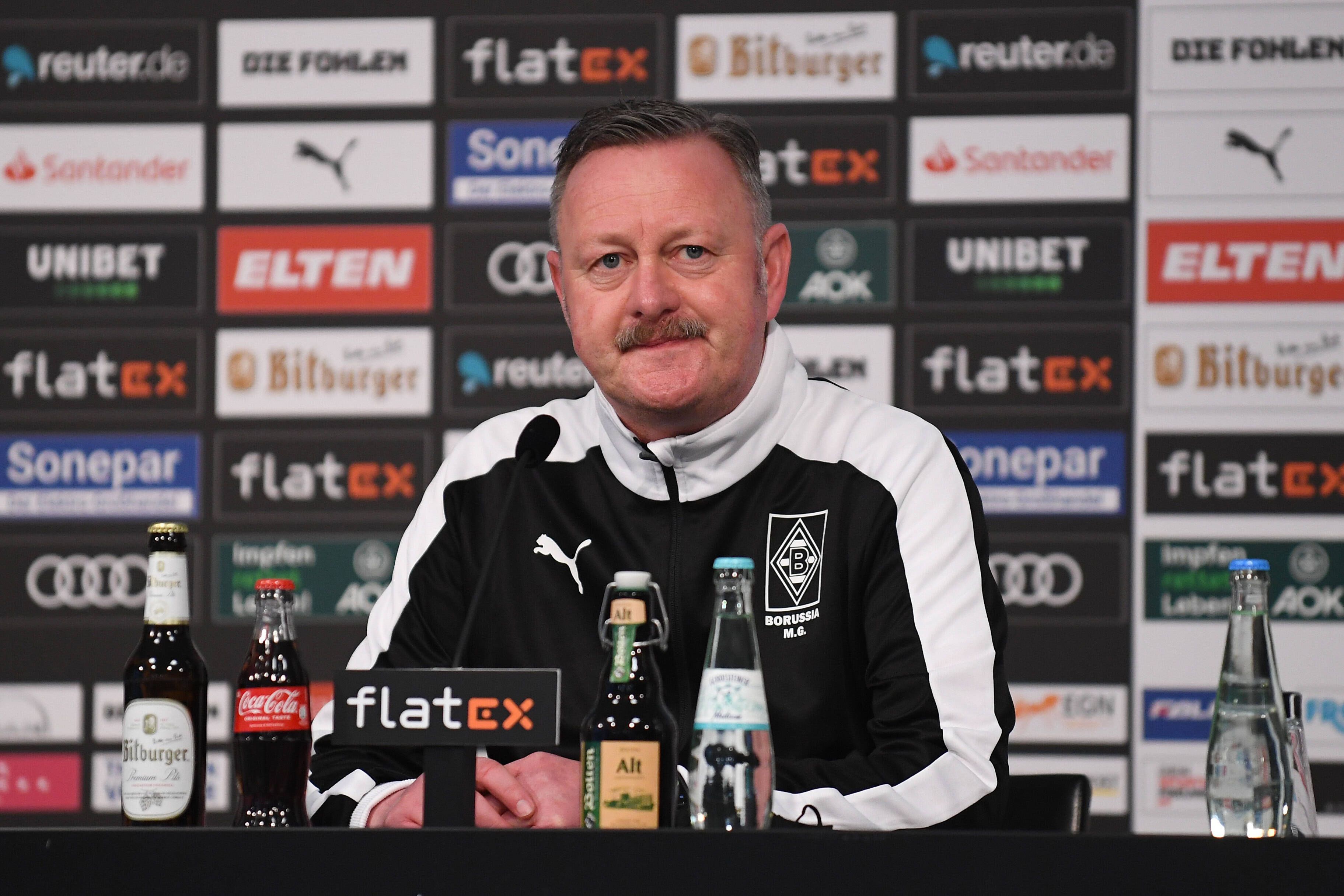 Roland Virkus, Sportdirektor von Borussia Mönchengladbach, während einer Pressekonferenz im Borussia-Park. Virkus blickt sichtlich genervt nach vorne.