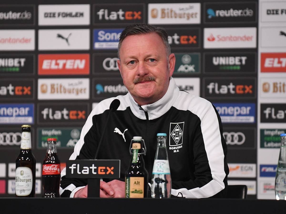 Roland Virkus, Sportdirektor von Borussia Mönchengladbach, während einer Pressekonferenz im Borussia-Park. Virkus blickt sichtlich genervt nach vorne.