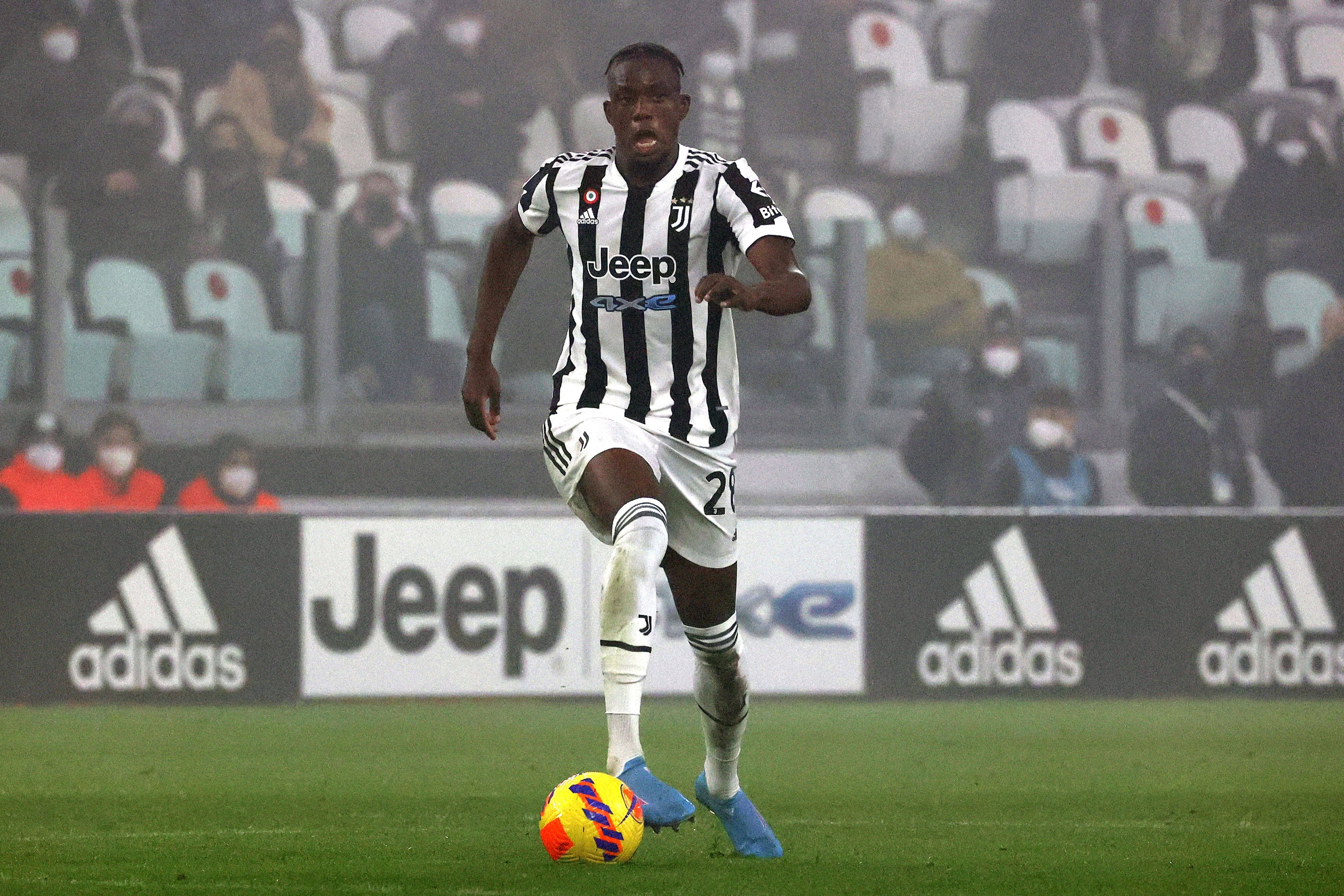 Gladbachs ehemaliger Mittelfeldspieler Denis Zakaria steht seit dem 31. Januar 2022 beim italienischen Klub Juventus Turin unter Vertrag. Auf diesem Foto ist der Schweizer am 6. Februar in Turin zu sehen. Zakaria führt den Ball am Fuß.