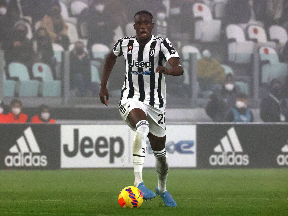 Gladbachs ehemaliger Mittelfeldspieler Denis Zakaria steht seit dem 31. Januar 2022 beim italienischen Klub Juventus Turin unter Vertrag. Auf diesem Foto ist der Schweizer am 6. Februar in Turin zu sehen. Zakaria führt den Ball am Fuß.