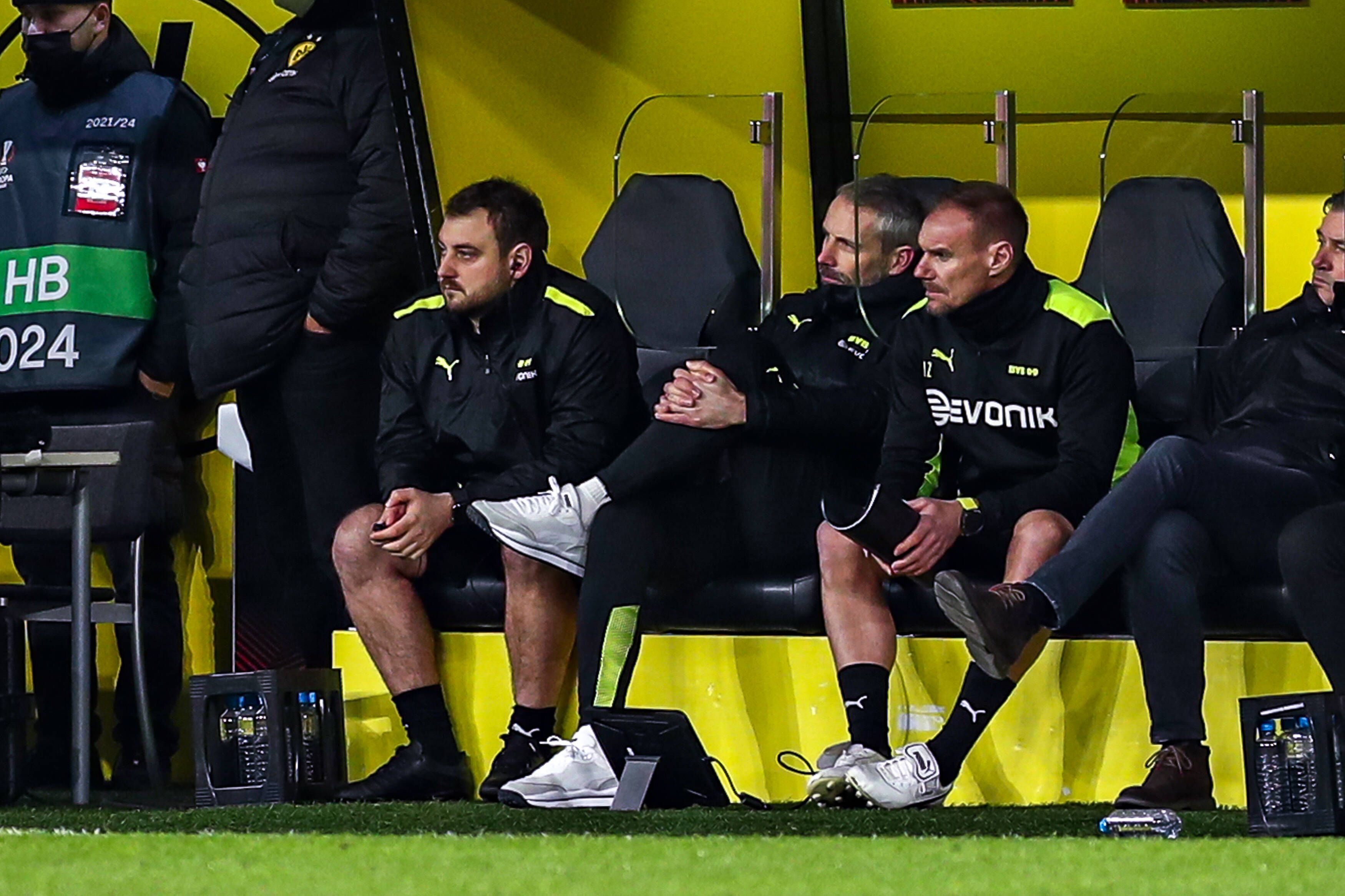Der ehemalige Gladbach-Coach Marco Rose (M.) erlebt mit seinen Assistenten Rene Maric (l.) und Alexander Zickler (r.) auf der Trainer-Bank in Dortmund aktuell schwere Zeiten. Diese Aufnahme aus dem Signal-Iduna-Park stammt vom 17. Februar 2022. Rose und Co schauen recht angefressen auf das Spielgeschehen.