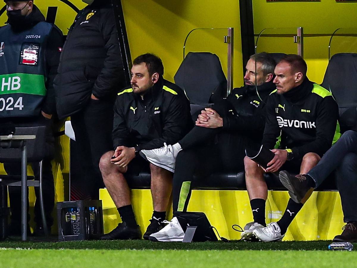 Der ehemalige Gladbach-Coach Marco Rose (M.) erlebt mit seinen Assistenten Rene Maric (l.) und Alexander Zickler (r.) auf der Trainer-Bank in Dortmund aktuell schwere Zeiten. Diese Aufnahme aus dem Signal-Iduna-Park stammt vom 17. Februar 2022. Rose und Co schauen recht angefressen auf das Spielgeschehen.