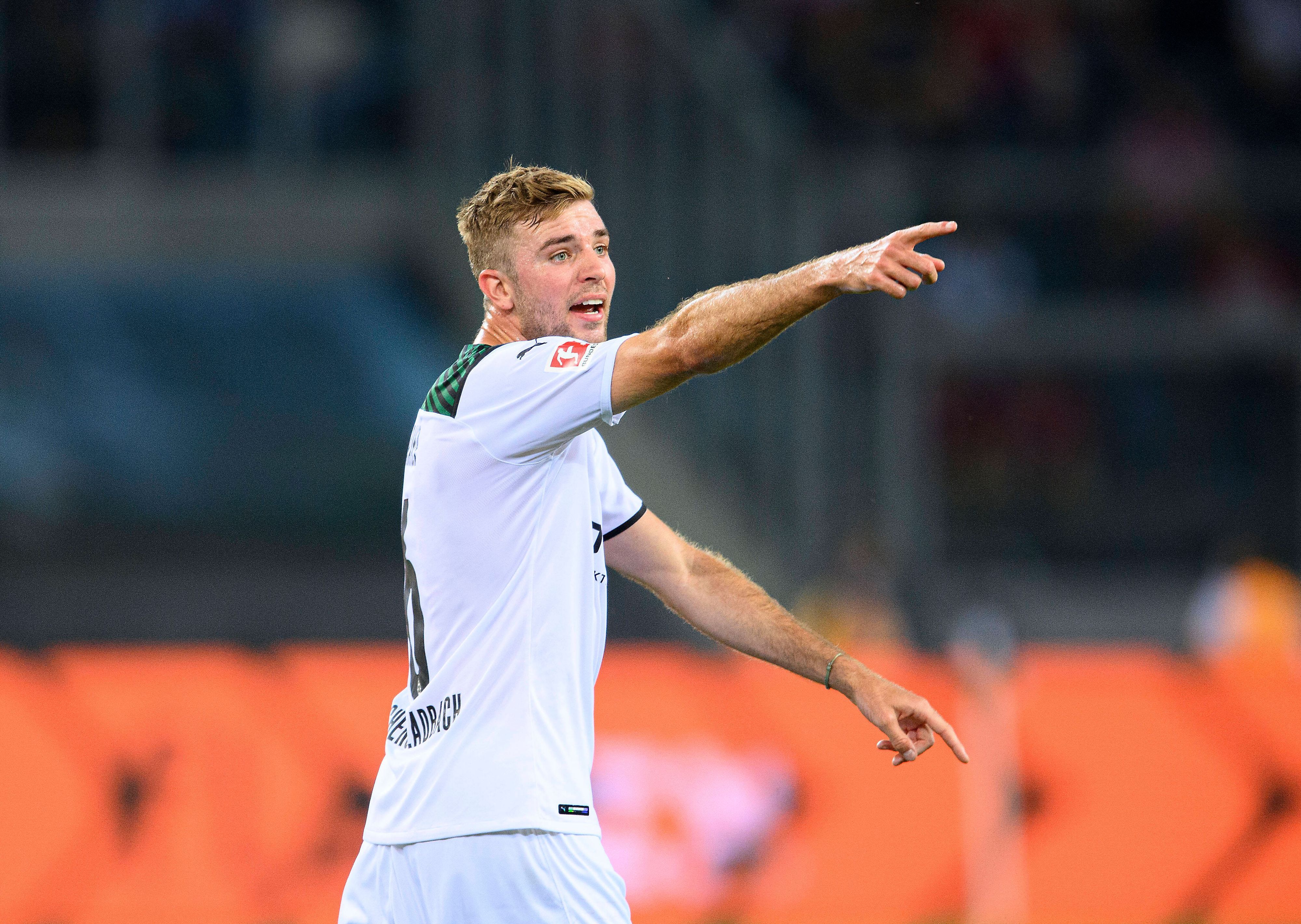 Christoph Kramer, Mittelfeldspieler von Fußball-Bundesligist Borussia Mönchengladbach. Auf diesem Foto ist der 31-Jährige am 13. August 2021 zu sehen. Kramer macht eine Geste und zeigt etwas an.