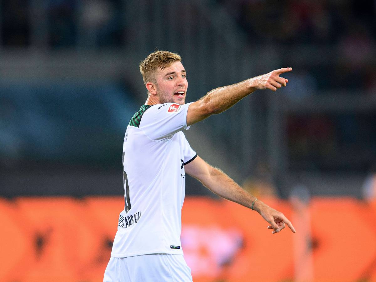 Christoph Kramer, Mittelfeldspieler von Fußball-Bundesligist Borussia Mönchengladbach. Auf diesem Foto ist der 31-Jährige am 13. August 2021 zu sehen. Kramer macht eine Geste und zeigt etwas an.