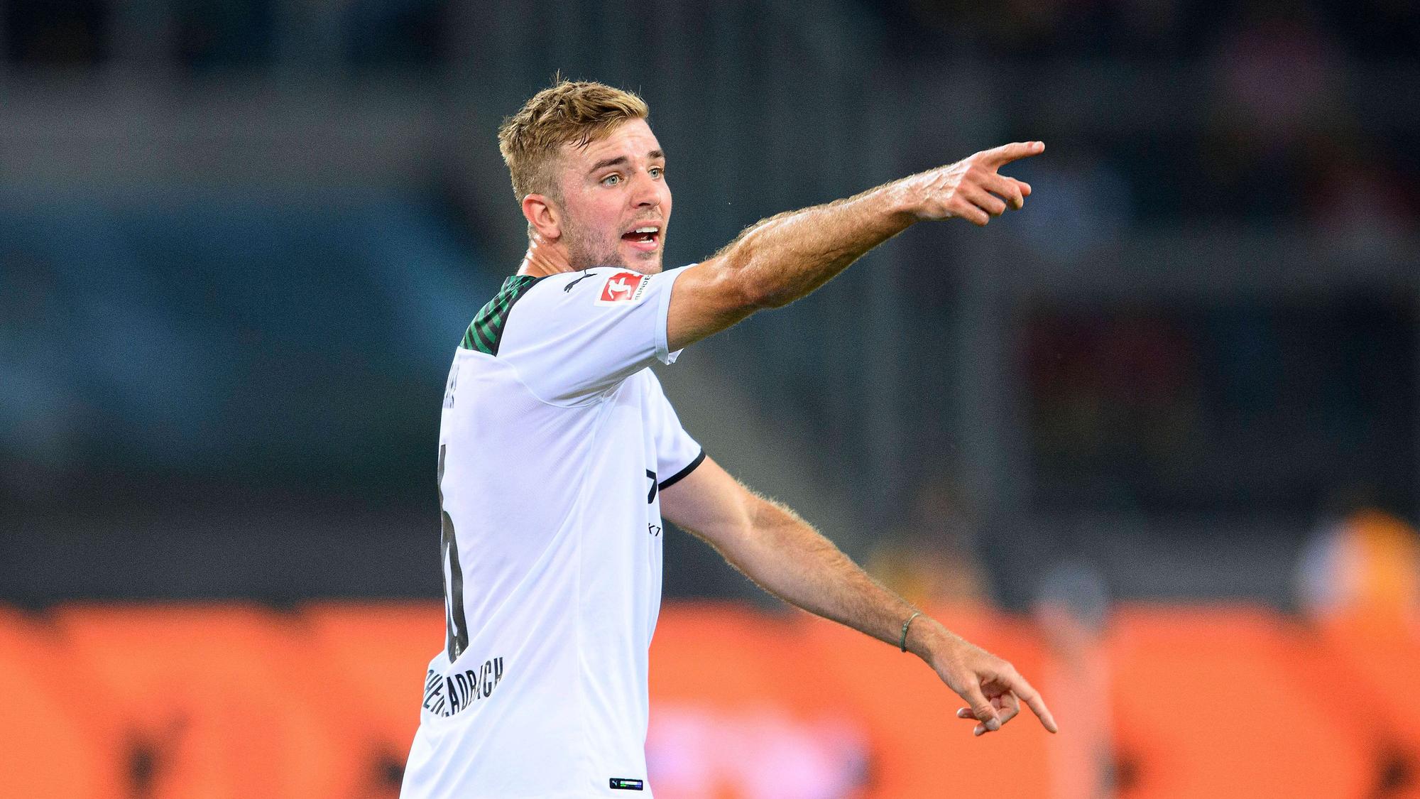 Christoph Kramer, Mittelfeldspieler von Fußball-Bundesligist Borussia Mönchengladbach. Auf diesem Foto ist der 31-Jährige am 13. August 2021 zu sehen. Kramer macht eine Geste und zeigt etwas an.