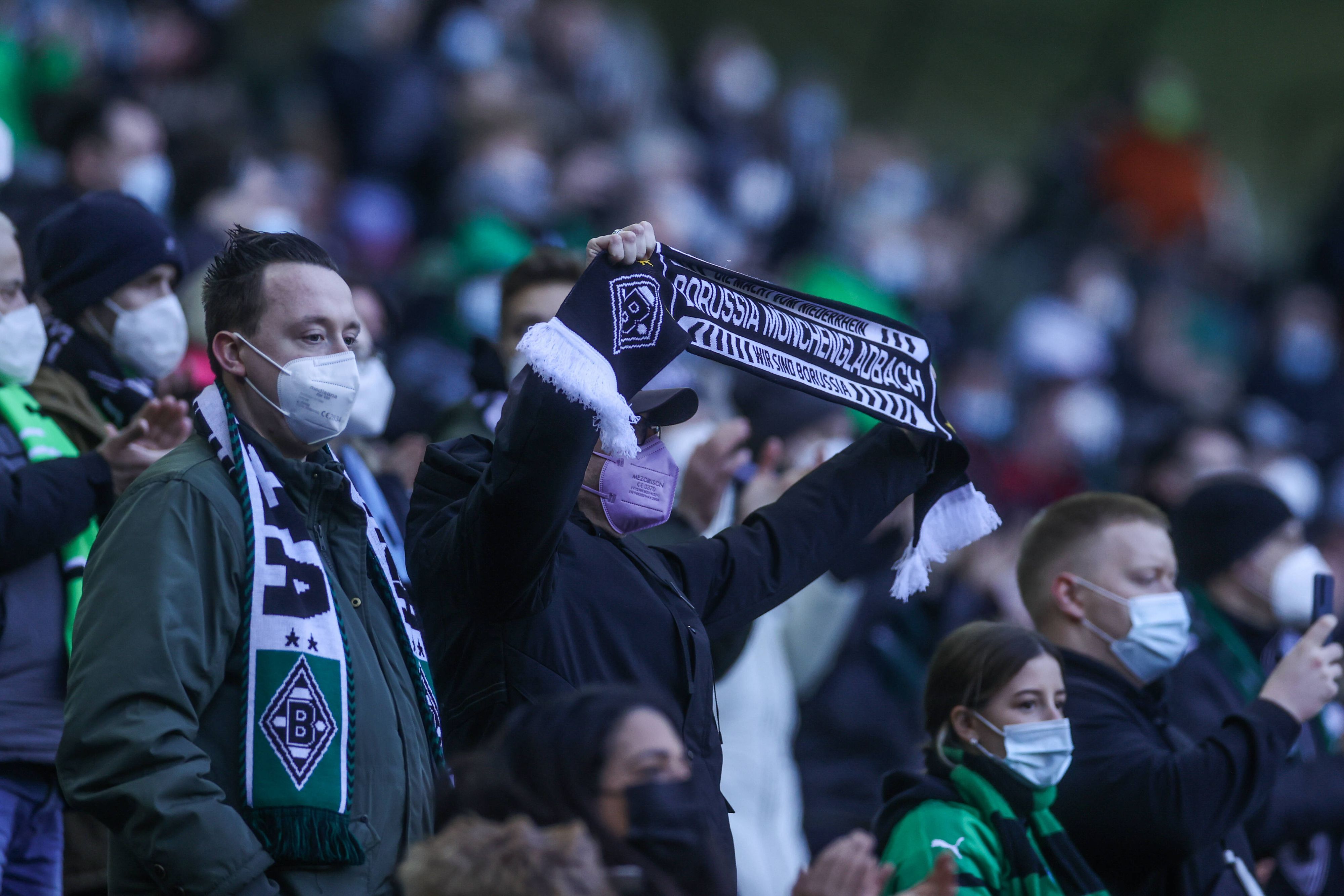 Fans von Borussia Mönchengladbach am 12. Februar 2022 im Borussia-Park. Die Anhänger tragen wegen der Corona-Pandemie Schutz-Masken.