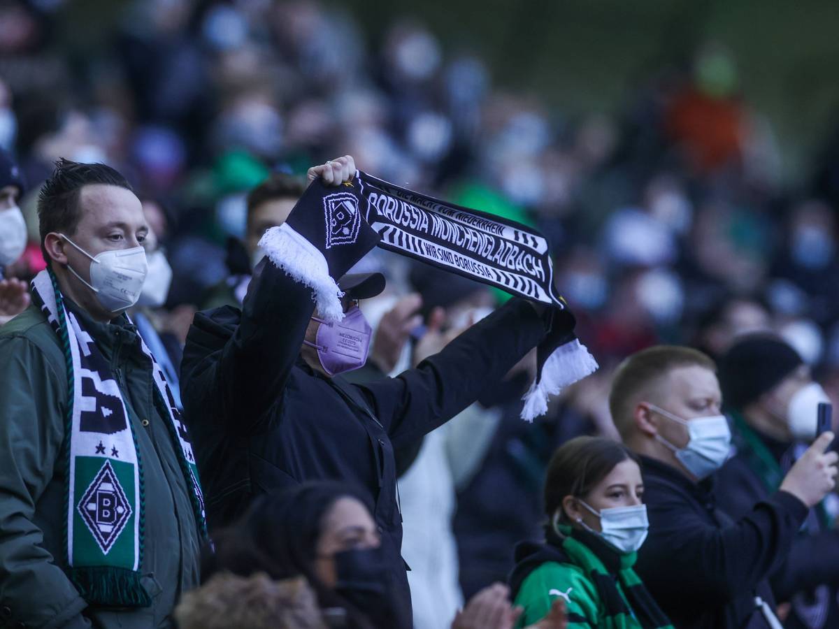 Fans von Borussia Mönchengladbach am 12. Februar 2022 im Borussia-Park. Die Anhänger tragen wegen der Corona-Pandemie Schutz-Masken.
