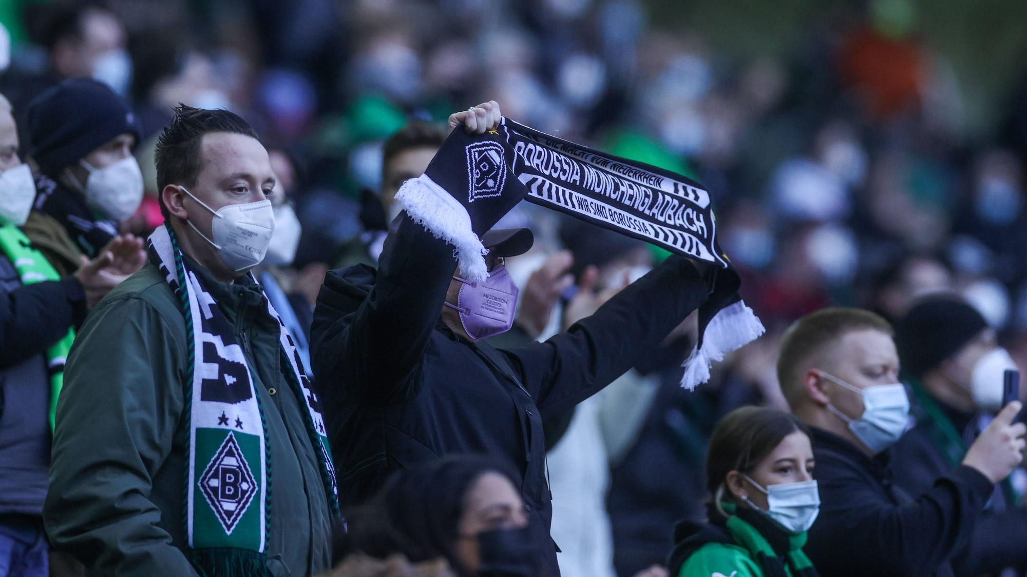 Fans von Borussia Mönchengladbach am 12. Februar 2022 im Borussia-Park. Die Anhänger tragen wegen der Corona-Pandemie Schutz-Masken.
