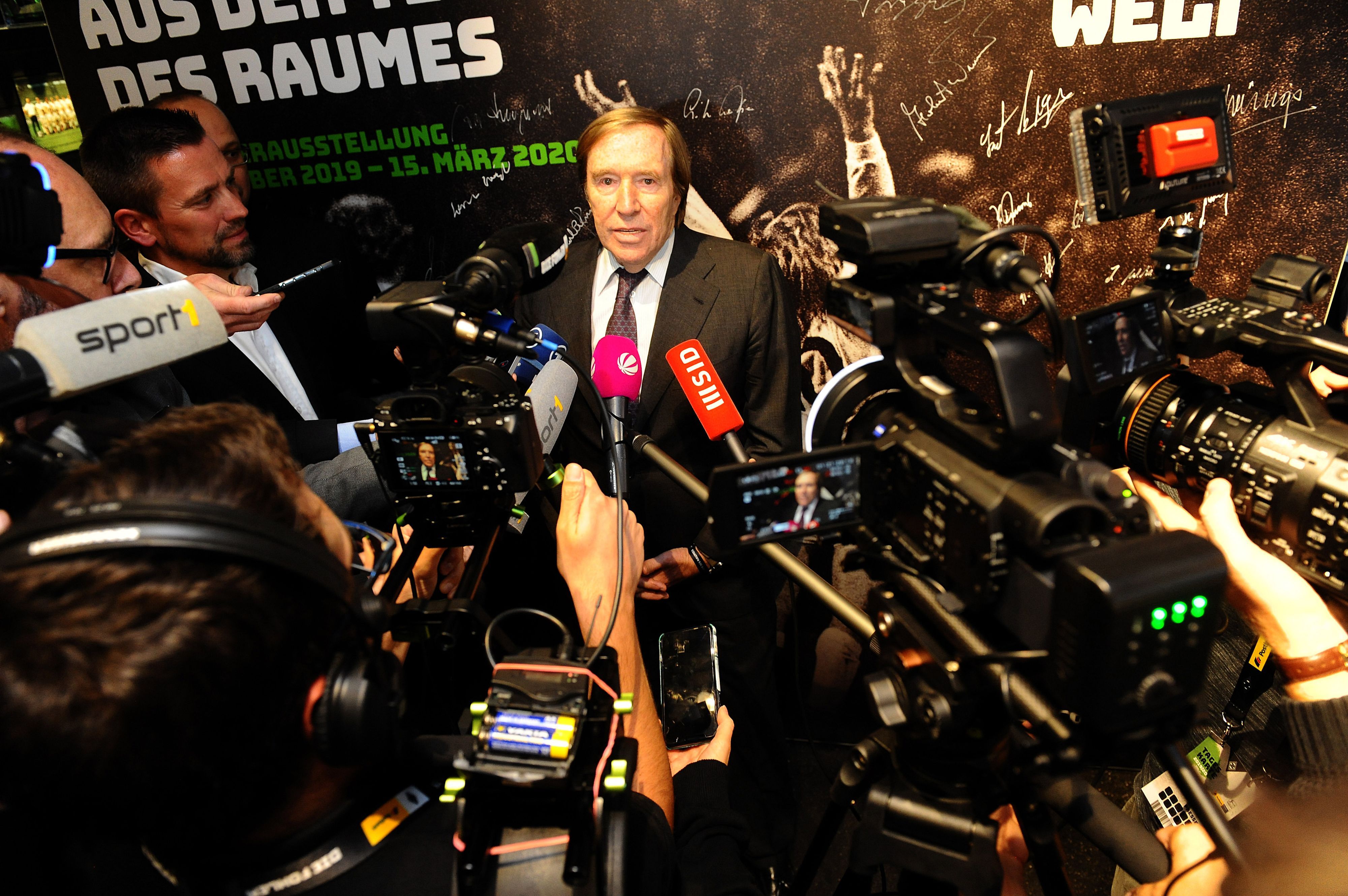 Günter Netzer (M.) ist gebürtiger Gladbacher und bis dato die wohl schillerndste Persönlichkeit, die bei Borussia Mönchengladbach gespielt hat. Auf diesem Bild ist der Welt- und Europameister am 5. September 2019 im Borussia-Park zu sehen.