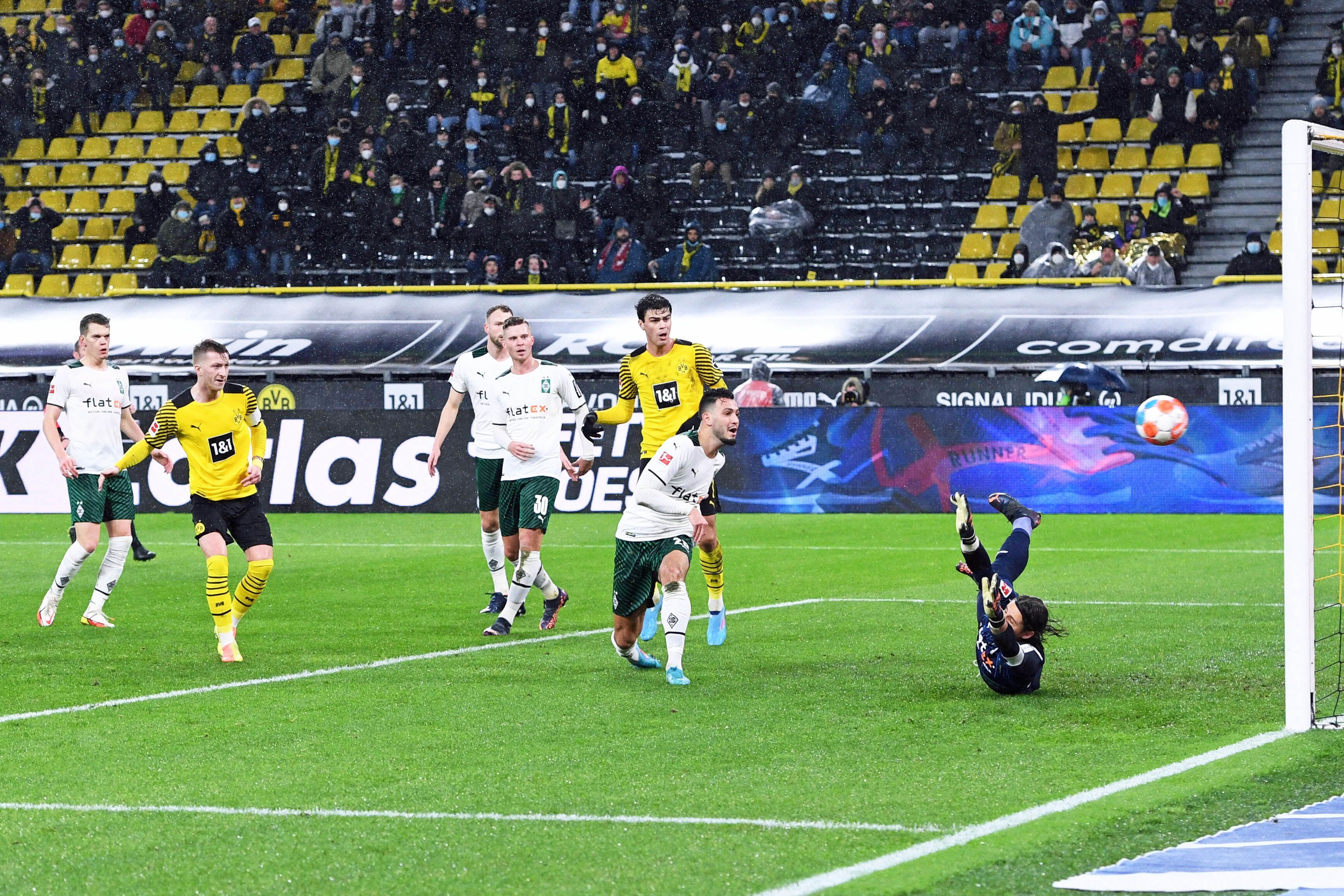 Tor in Dortmund! In dieser Szene trifft Marco Reus (l.) für den BVB im Bundesliga-Duell (20. Februar 2022) gegen Borussia Mönchengladbach im Signal-Iduna-Park. Torhüter Yann Sommer (r.) kommt nicht mehr an den Ball.