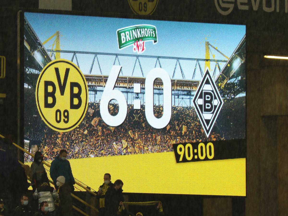 Die Anzeigetafel im Signal-Iduna-Park zeigt es an: Borussia Mönchengladbach ist am Sonntag (20. Februar 2022) im Bundesliga-Duell bei Borussia Dortmund ganz übel unter die Räder gekommen. Die Videowand zeigt das 6:0-Endergebnis