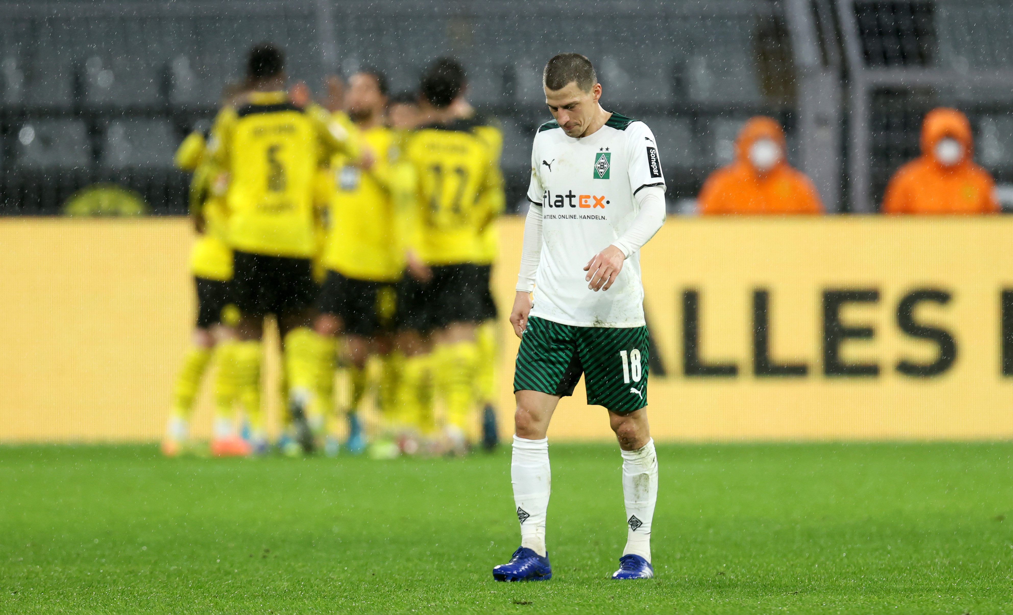 Gebrauchter Abend: Borussia Mönchengladbach kassierte am Sonntag (22. Februar 2022) eine herbe 0:5-Klatsche bei Borussia Dortmund. Das Foto zeigt Gladbachs Stefan Lainer mit hängendem Kopf.