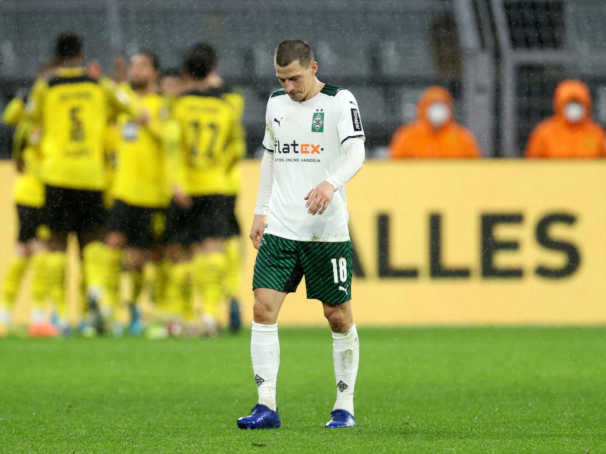 Gebrauchter Abend: Borussia Mönchengladbach kassierte am Sonntag (22. Februar 2022) eine herbe 0:5-Klatsche bei Borussia Dortmund. Das Foto zeigt Gladbachs Stefan Lainer mit hängendem Kopf.