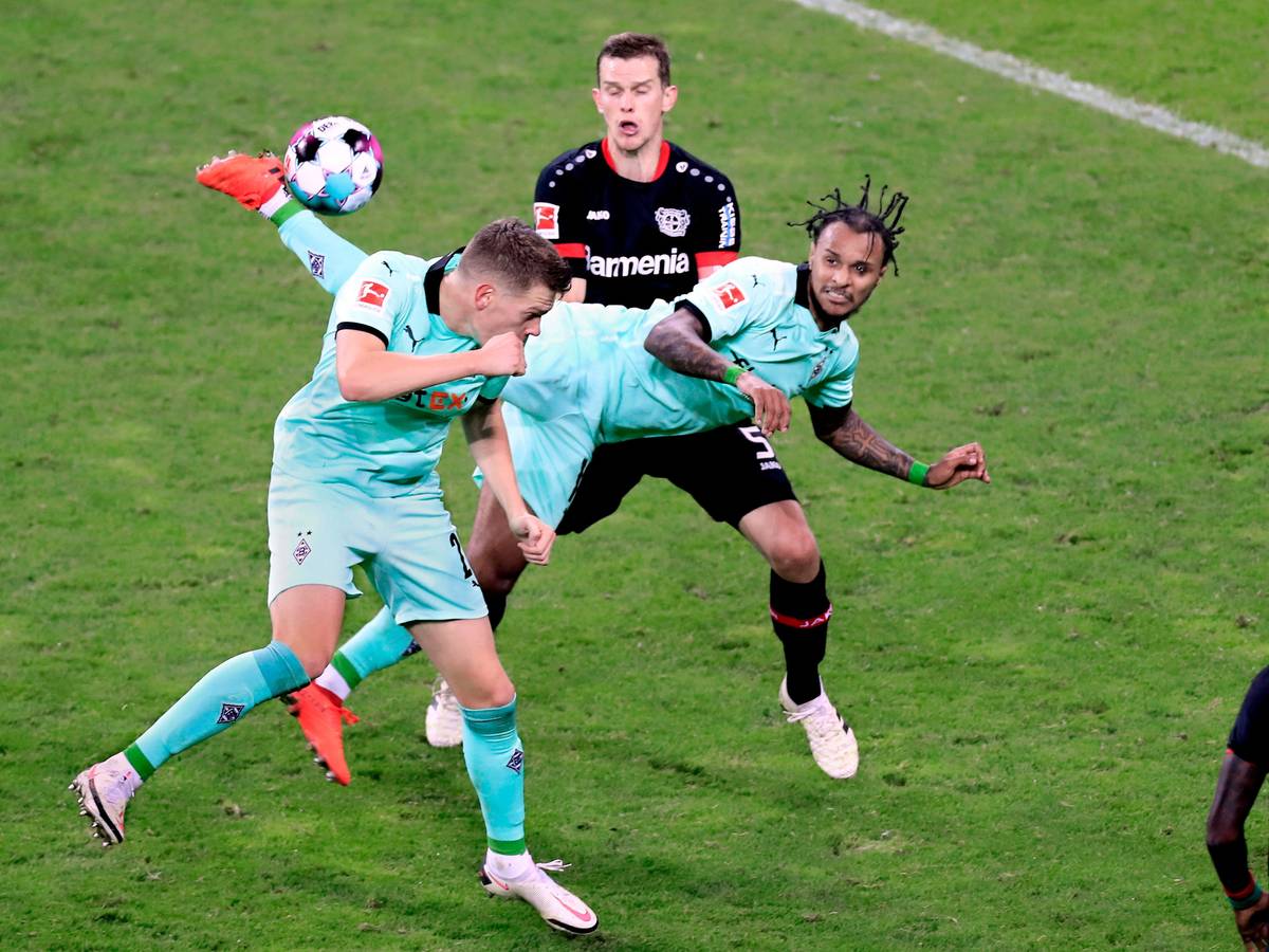 Valentino Lazaro, Ex-Profi von Fußball-Bundesligist Borussia Mönchengladbach, trifft per Hackentor am 9. November 2020 in Leverkusen. Er macht den sogenannten Scorpion-Kick.