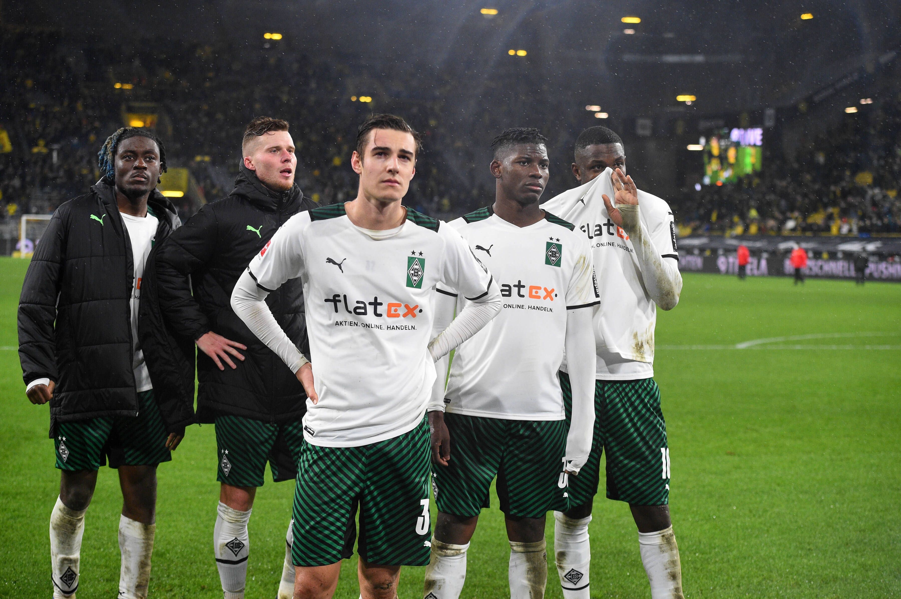 Nach der 0:6-Abreibung bei Borussia Dortmund haben sich die Gladbach-Spieler (v.l.) Kone, Elvedi, Neuhaus, Embolo und Thuram den Fohlen-Fans im Stadion gestellt. Die Gladbacher Spieler blicken enttäuscht.