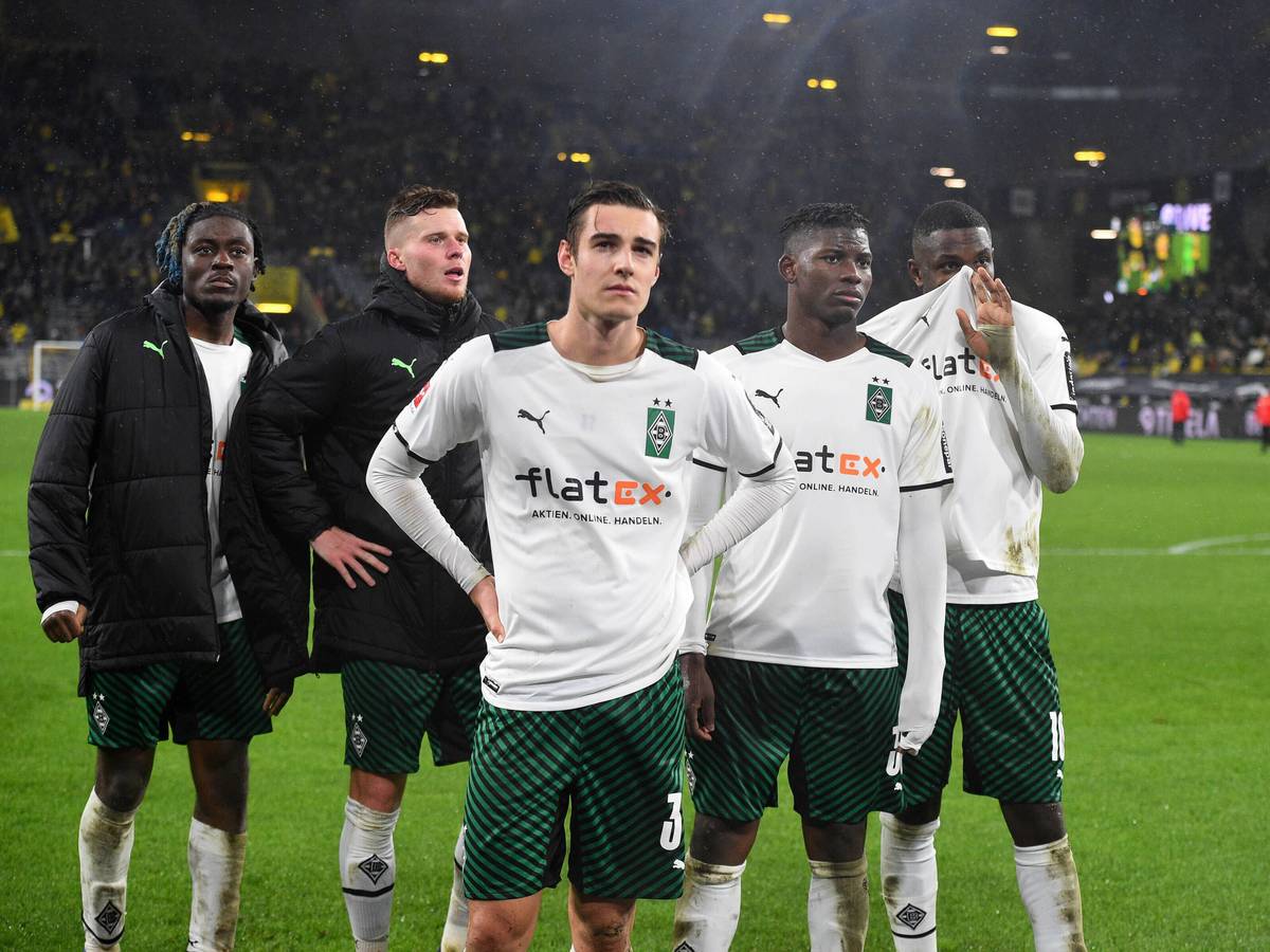 Nach der 0:6-Abreibung bei Borussia Dortmund haben sich die Gladbach-Spieler (v.l.) Kone, Elvedi, Neuhaus, Embolo und Thuram den Fohlen-Fans im Stadion gestellt. Die Gladbacher Spieler blicken enttäuscht.