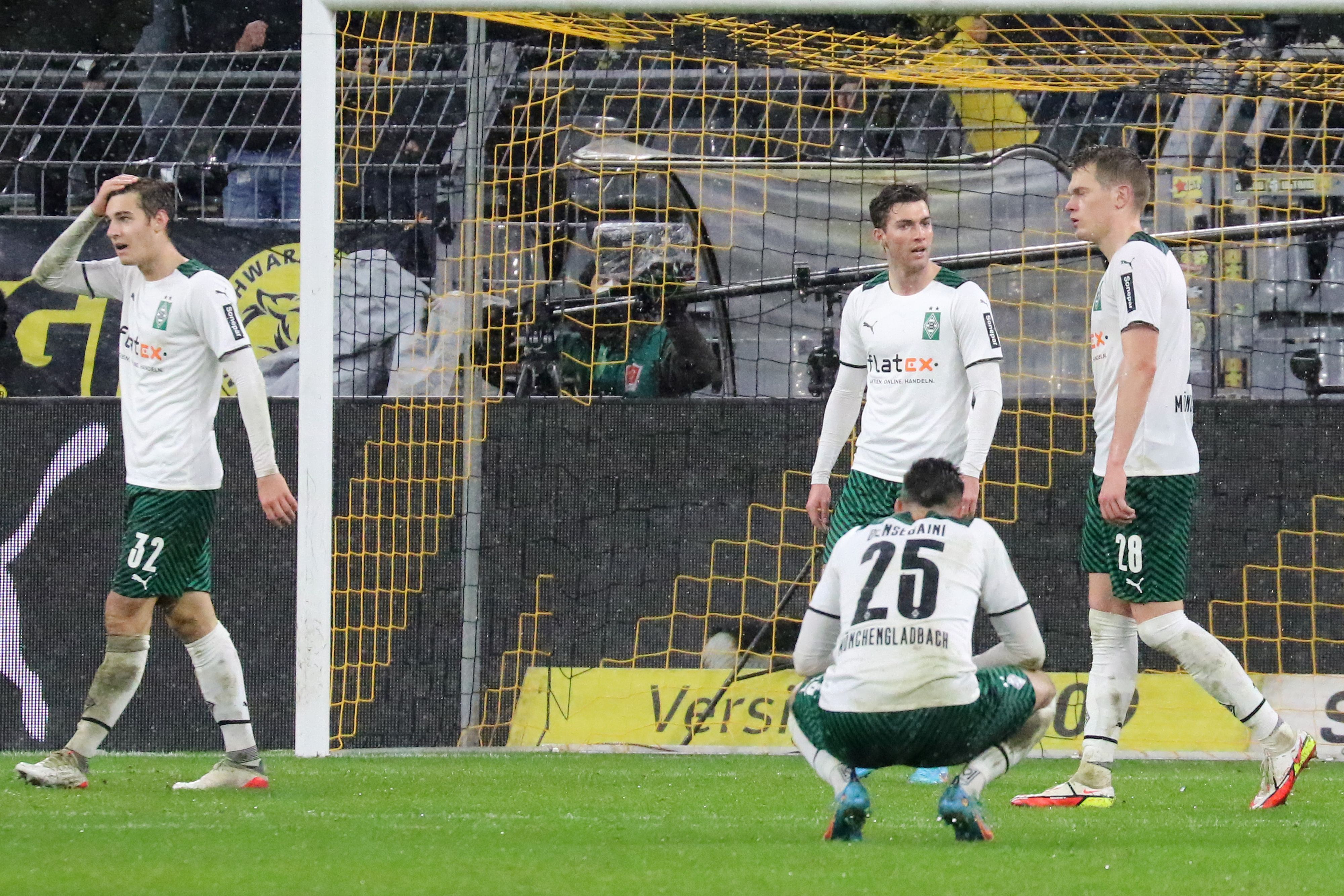 Beim BVB kam Borussia Mönchengladbach am Sonntag (20. Februar 2022) mit 0:6 unter die Räder. Auch, weil das Team die eigenen Torchancen nicht nutzte. Das Foto zeigt das Team nach einem der unzähligen Gegentore enttäuscht und ungläubig schauend.