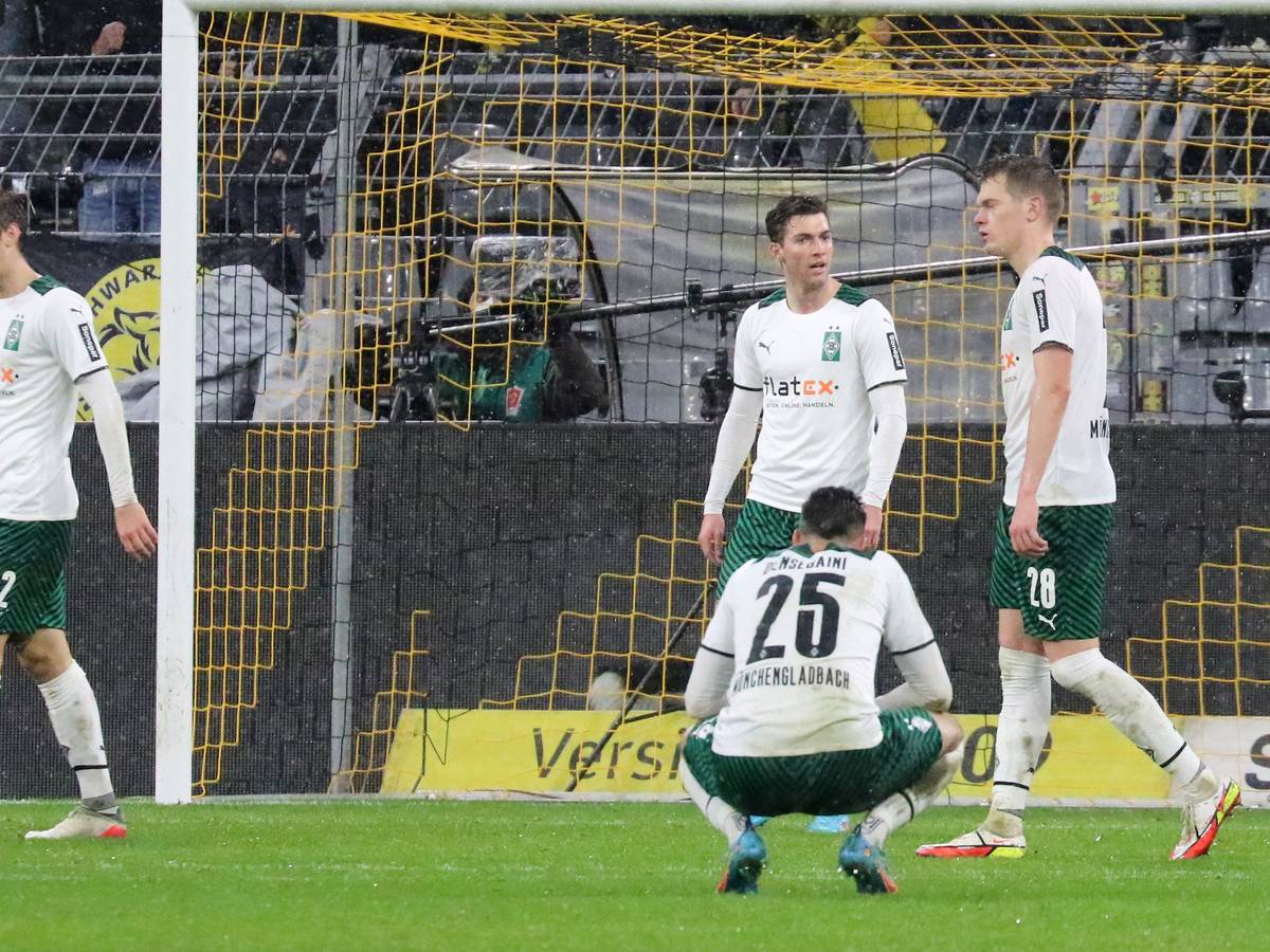 Beim BVB kam Borussia Mönchengladbach am Sonntag (20. Februar 2022) mit 0:6 unter die Räder. Auch, weil das Team die eigenen Torchancen nicht nutzte. Das Foto zeigt das Team nach einem der unzähligen Gegentore enttäuscht und ungläubig schauend.