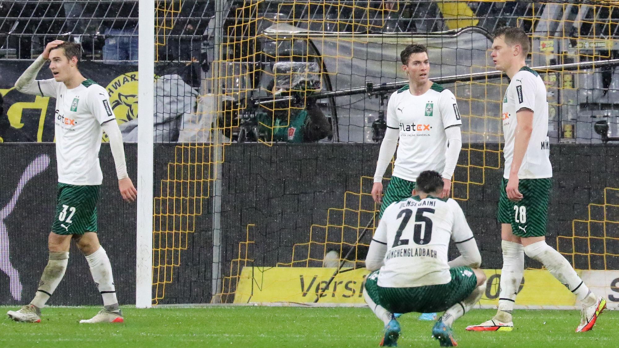 Beim BVB kam Borussia Mönchengladbach am Sonntag (20. Februar 2022) mit 0:6 unter die Räder. Auch, weil das Team die eigenen Torchancen nicht nutzte. Das Foto zeigt das Team nach einem der unzähligen Gegentore enttäuscht und ungläubig schauend.