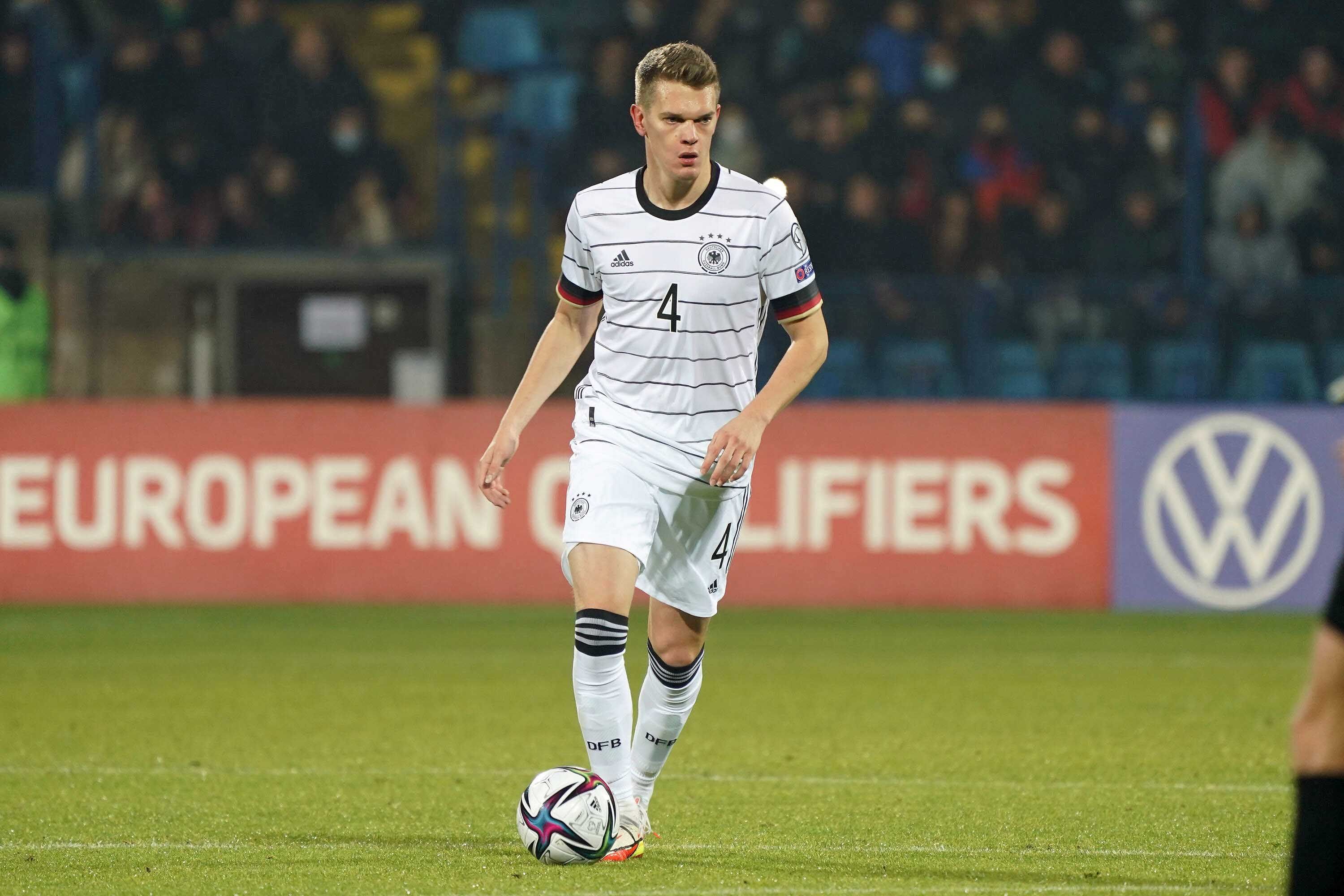 Nationalspieler Matthias Ginter, noch in Diensten von Borussia Mönchengladbach, wird den Borussia-Park im Sommer ablösefrei verlassen. Auf diesem Foto ist der Verteidiger am 14. November 2021 im DFB-Trikot während des WM-Qualifikation-Duells gegen Armenien zu sehen. Ginter führt den Ball am Fuß.