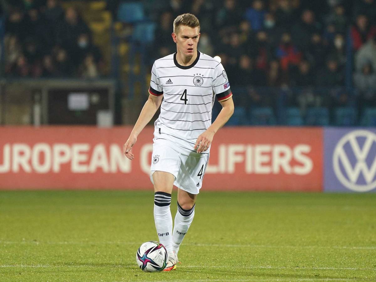 Nationalspieler Matthias Ginter, noch in Diensten von Borussia Mönchengladbach, wird den Borussia-Park im Sommer ablösefrei verlassen. Auf diesem Foto ist der Verteidiger am 14. November 2021 im DFB-Trikot während des WM-Qualifikation-Duells gegen Armenien zu sehen. Ginter führt den Ball am Fuß.
