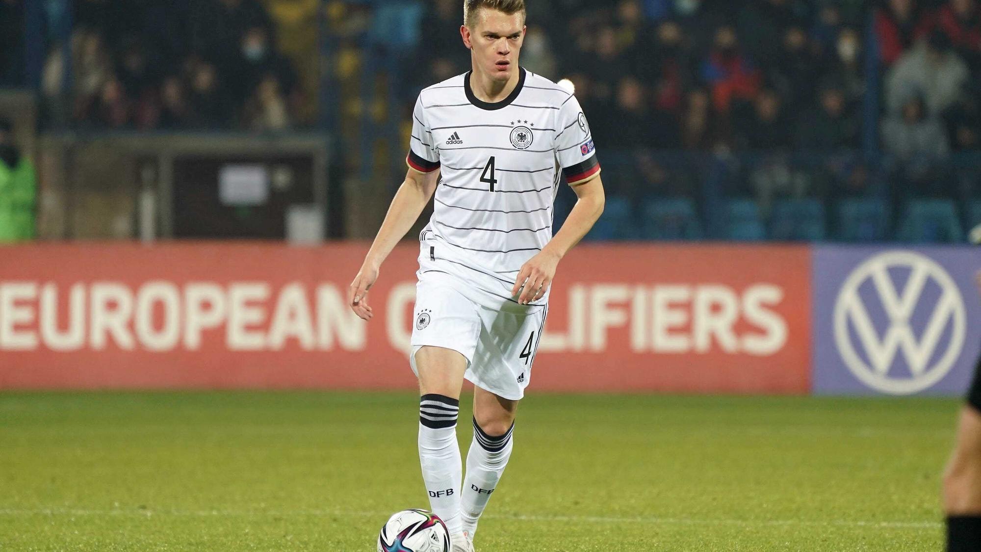 Nationalspieler Matthias Ginter, noch in Diensten von Borussia Mönchengladbach, wird den Borussia-Park im Sommer ablösefrei verlassen. Auf diesem Foto ist der Verteidiger am 14. November 2021 im DFB-Trikot während des WM-Qualifikation-Duells gegen Armenien zu sehen. Ginter führt den Ball am Fuß.