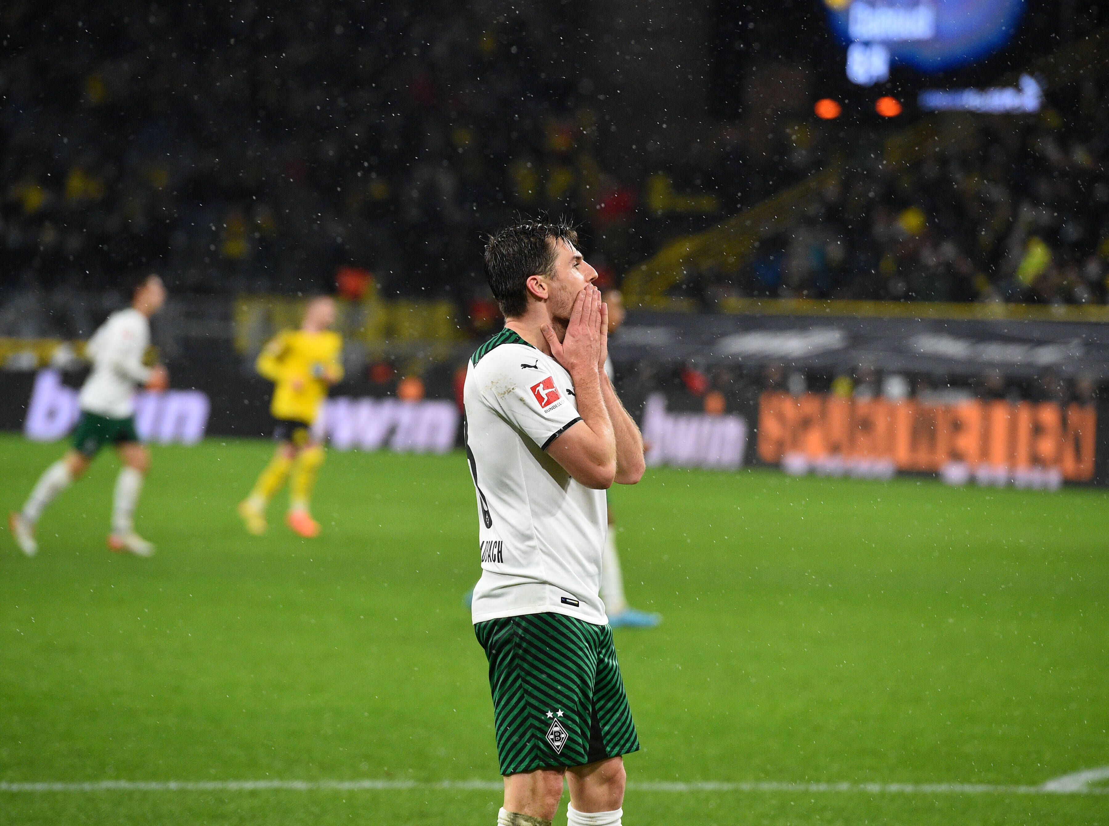 Fassungslosigkeit bei Jonas Hofmann von Borussia Mönchengladbach. Sein Team kam am Sonntag (20. Februar 2022) mit 0:6 bei Borussia Dortmund unter die Räder.