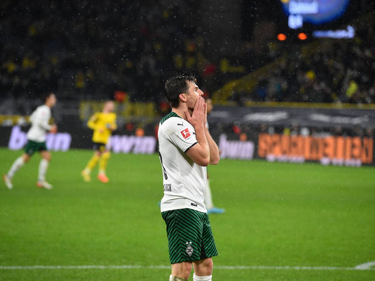Fassungslosigkeit bei Jonas Hofmann von Borussia Mönchengladbach. Sein Team kam am Sonntag (20. Februar 2022) mit 0:6 bei Borussia Dortmund unter die Räder.