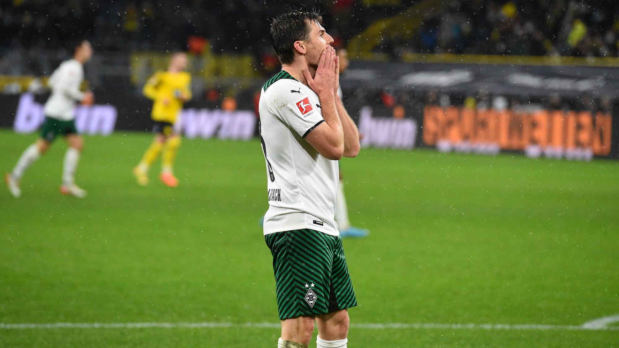 Fassungslosigkeit bei Jonas Hofmann von Borussia Mönchengladbach. Sein Team kam am Sonntag (20. Februar 2022) mit 0:6 bei Borussia Dortmund unter die Räder.