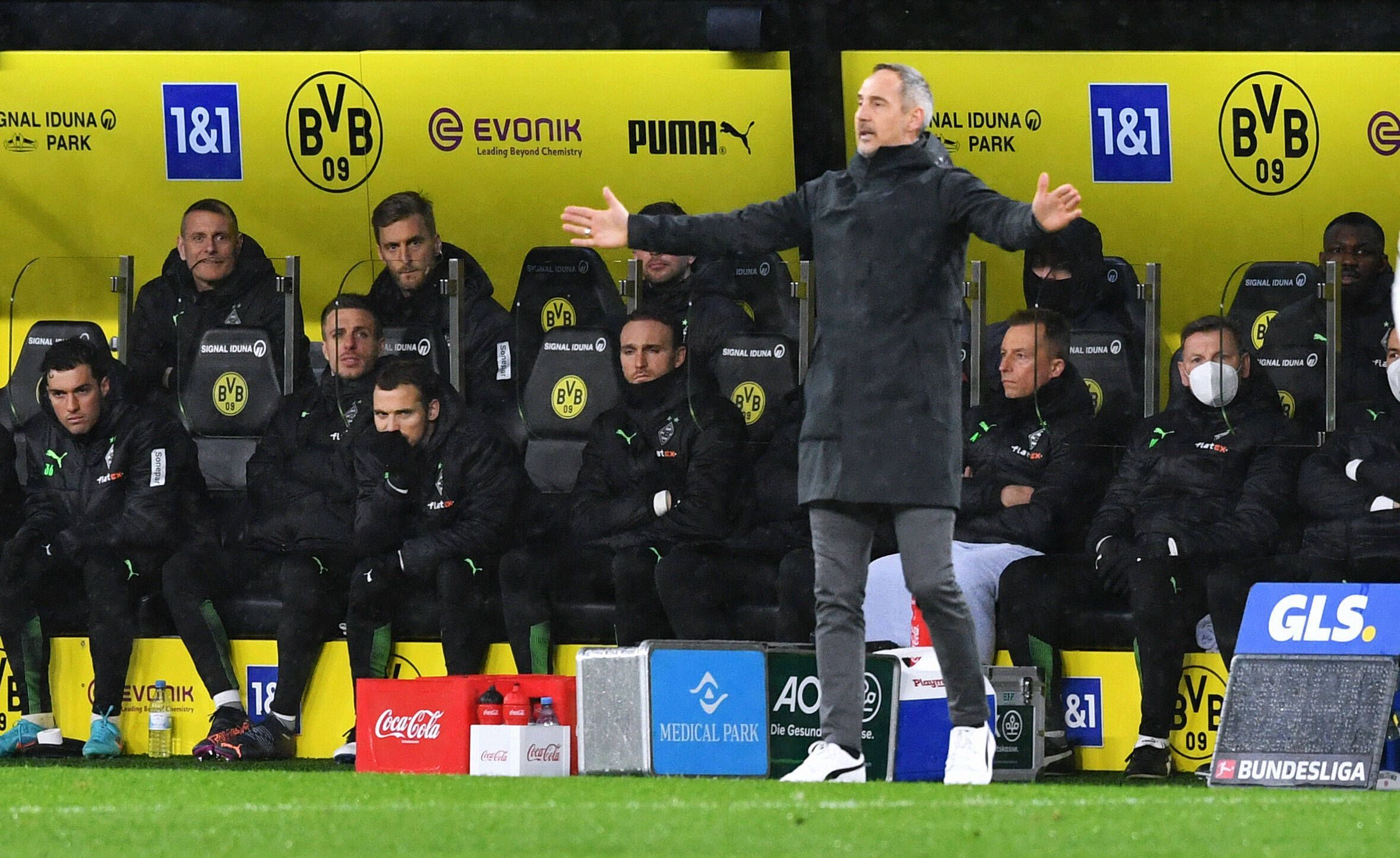 Trainer Adi Hütter von Borussia Mönchengladbach. Hier zu sehen am Spielfeldrand am 20. Februar 2022 bei der 0:6-Niederlage in Dortmund. Hütter gestikuliert mit den Armen.