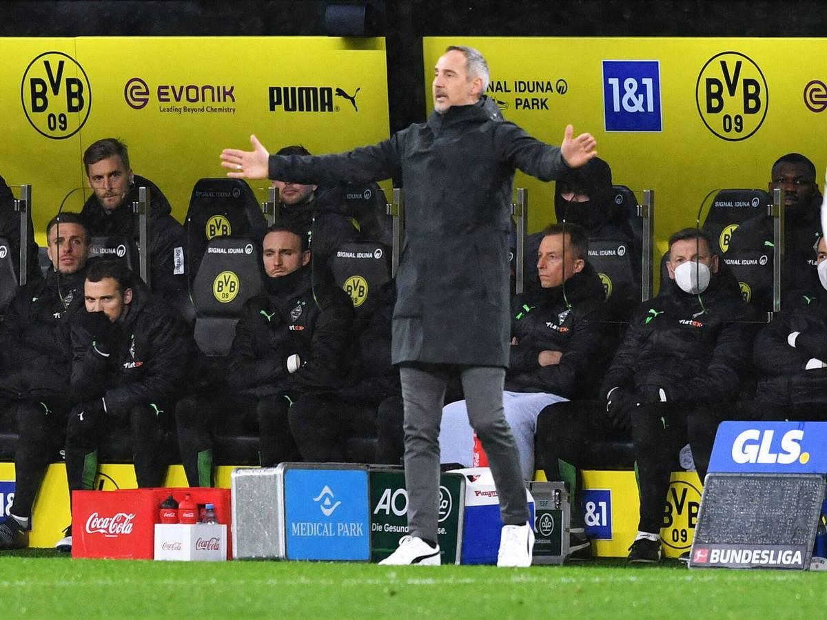 Trainer Adi Hütter von Borussia Mönchengladbach. Hier zu sehen am Spielfeldrand am 20. Februar 2022 bei der 0:6-Niederlage in Dortmund. Hütter gestikuliert mit den Armen.