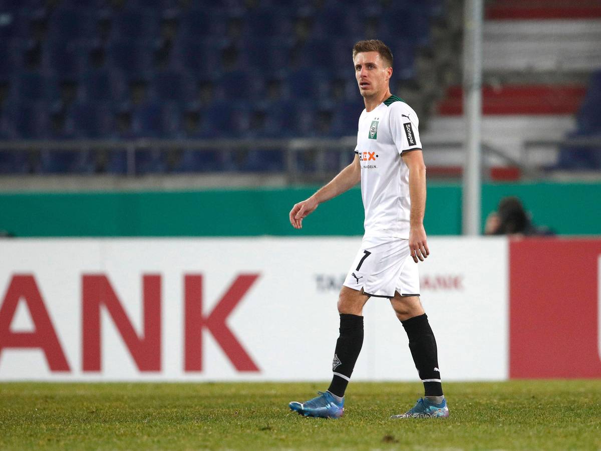 Patrick Herrmann von Borussia Mönchengladbach am 19. Januar 2022 nach dem DFB-Pokal-Aus seines Teams in Hannover.