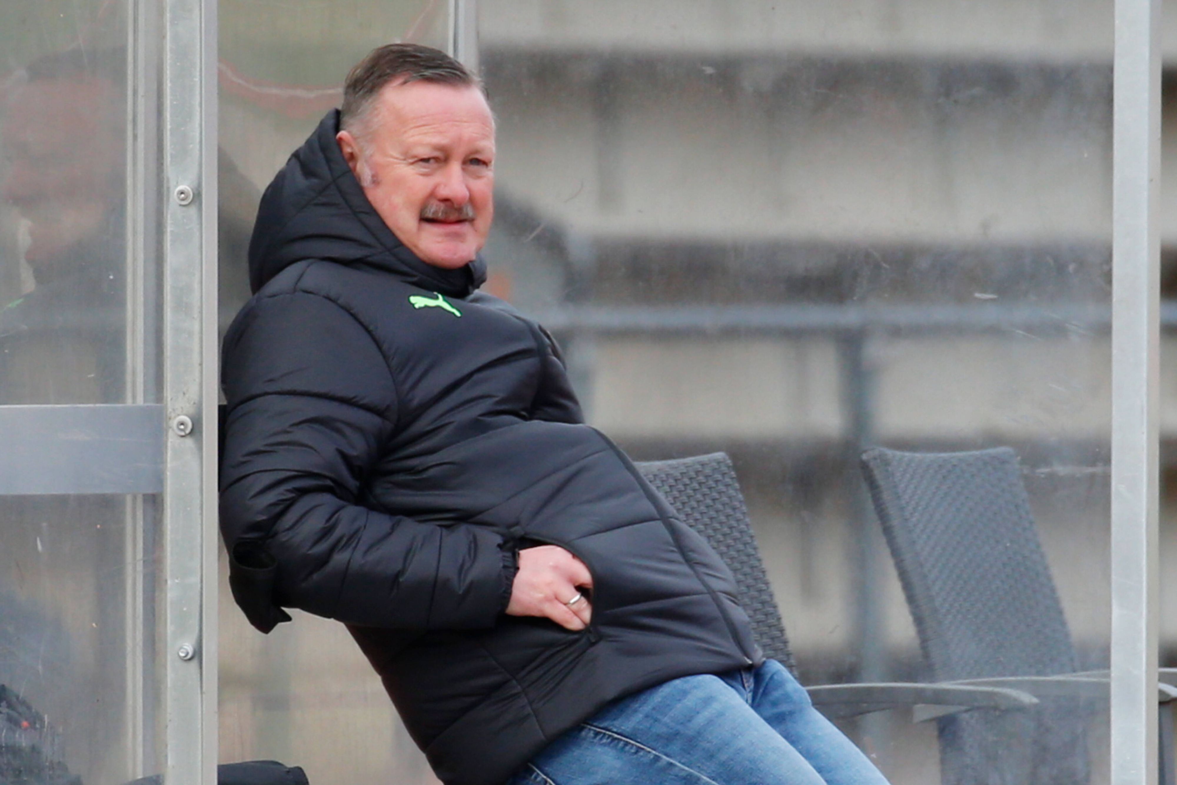 Roland Virkus, Sportdirektor von Borussia Mönchengladbach, lehnt beim Regionalliga West Duell zwischen Borussias U23 und dem SV Rödinghausen am 23. Oktober 2021 lässig an einer Wand.