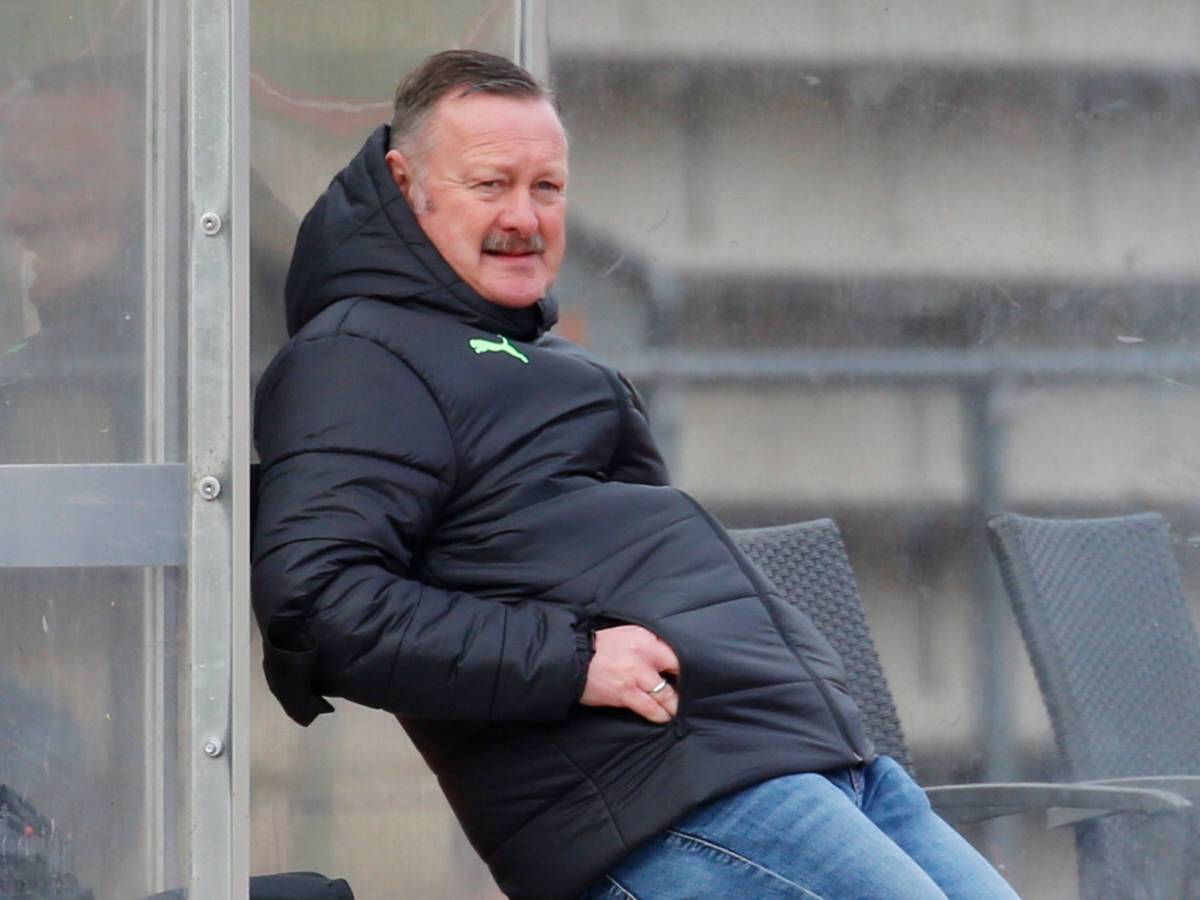 Roland Virkus, Sportdirektor von Borussia Mönchengladbach, lehnt beim Regionalliga West Duell zwischen Borussias U23 und dem SV Rödinghausen am 23. Oktober 2021 lässig an einer Wand.