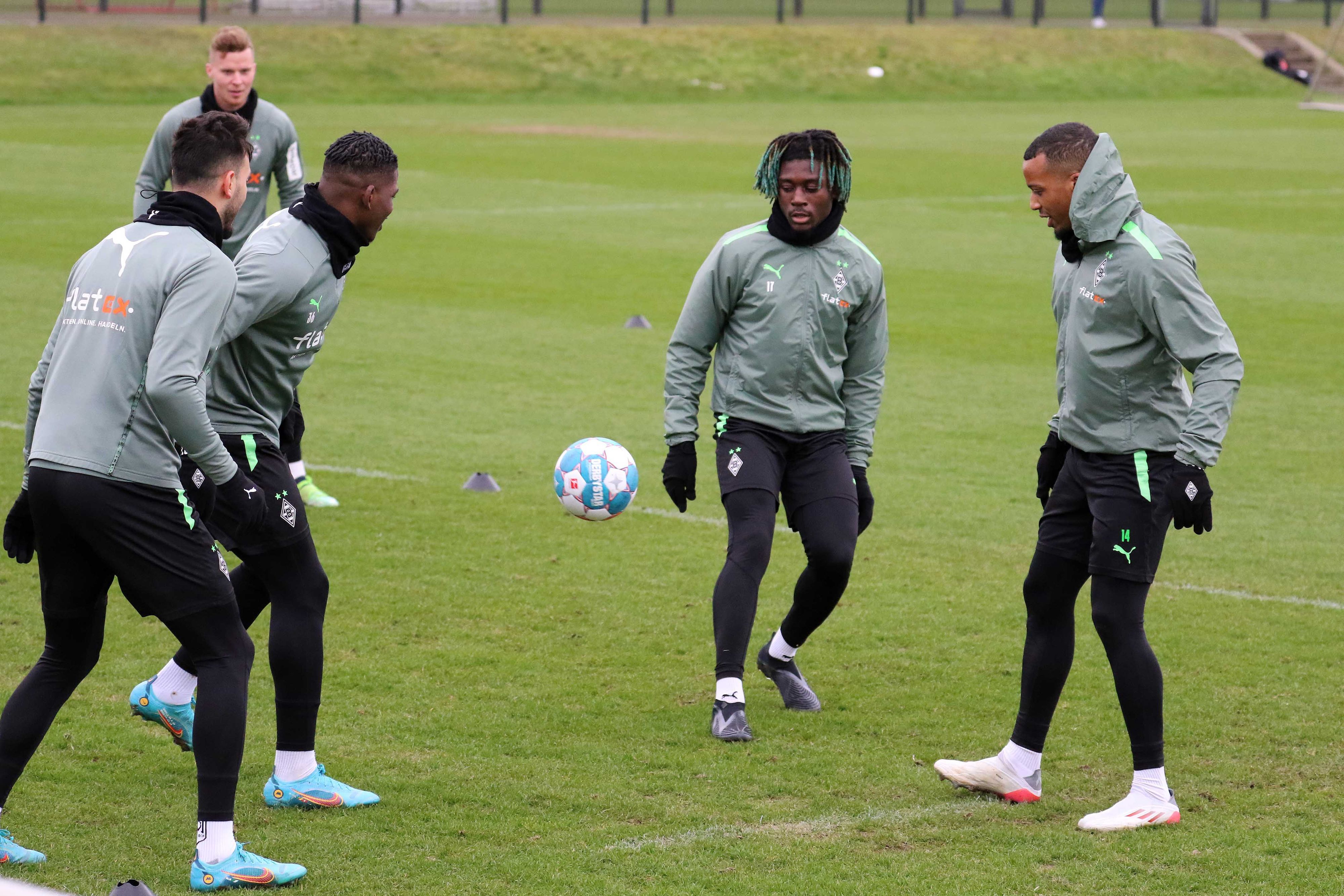 Ramy Bensebaini, Nico Elvedi, Breel Embolo, Manu Koné und Alassane Pléa (von links nach rechts) in einer Trainingseinheit vom 18.02.2022.