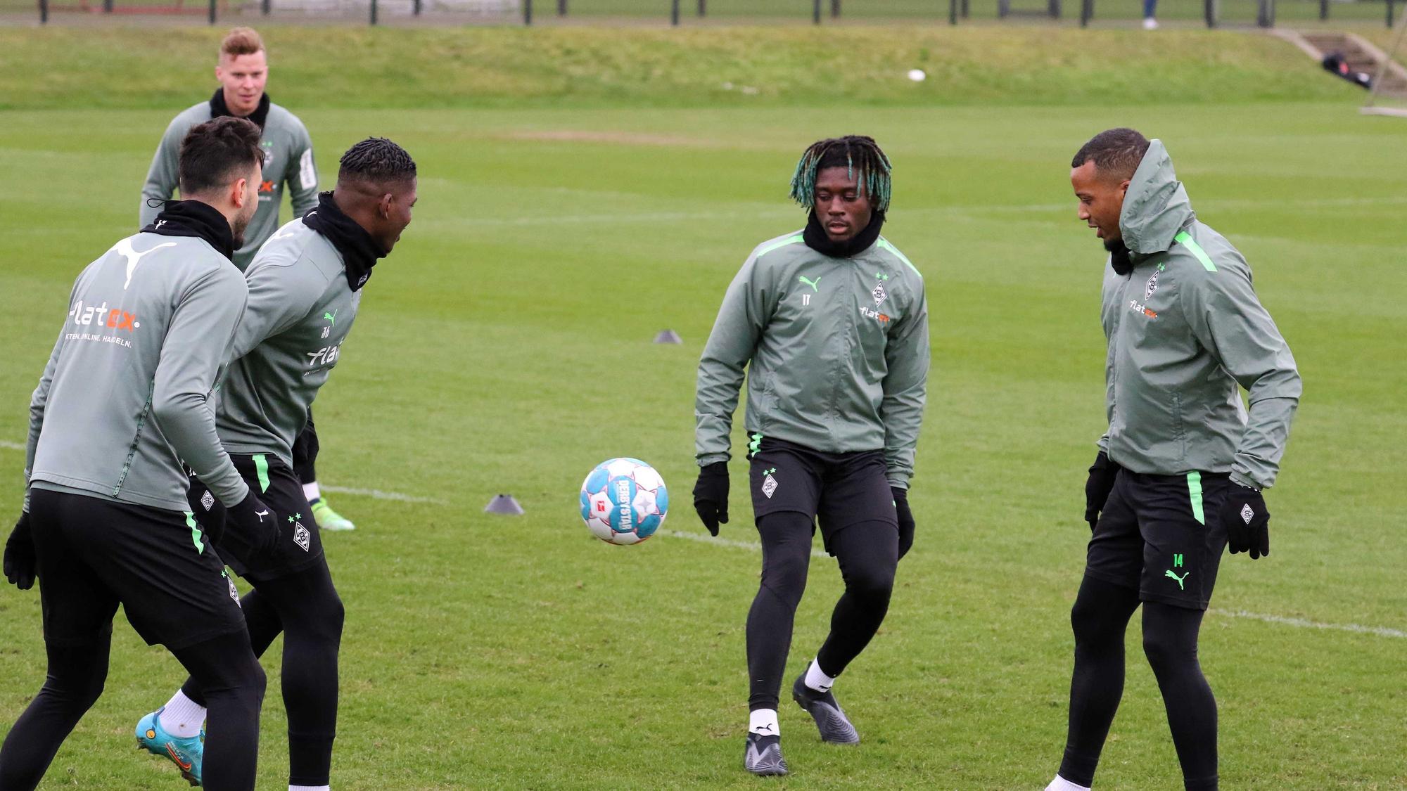 Ramy Bensebaini, Nico Elvedi, Breel Embolo, Manu Koné und Alassane Pléa (von links nach rechts) in einer Trainingseinheit vom 18.02.2022.
