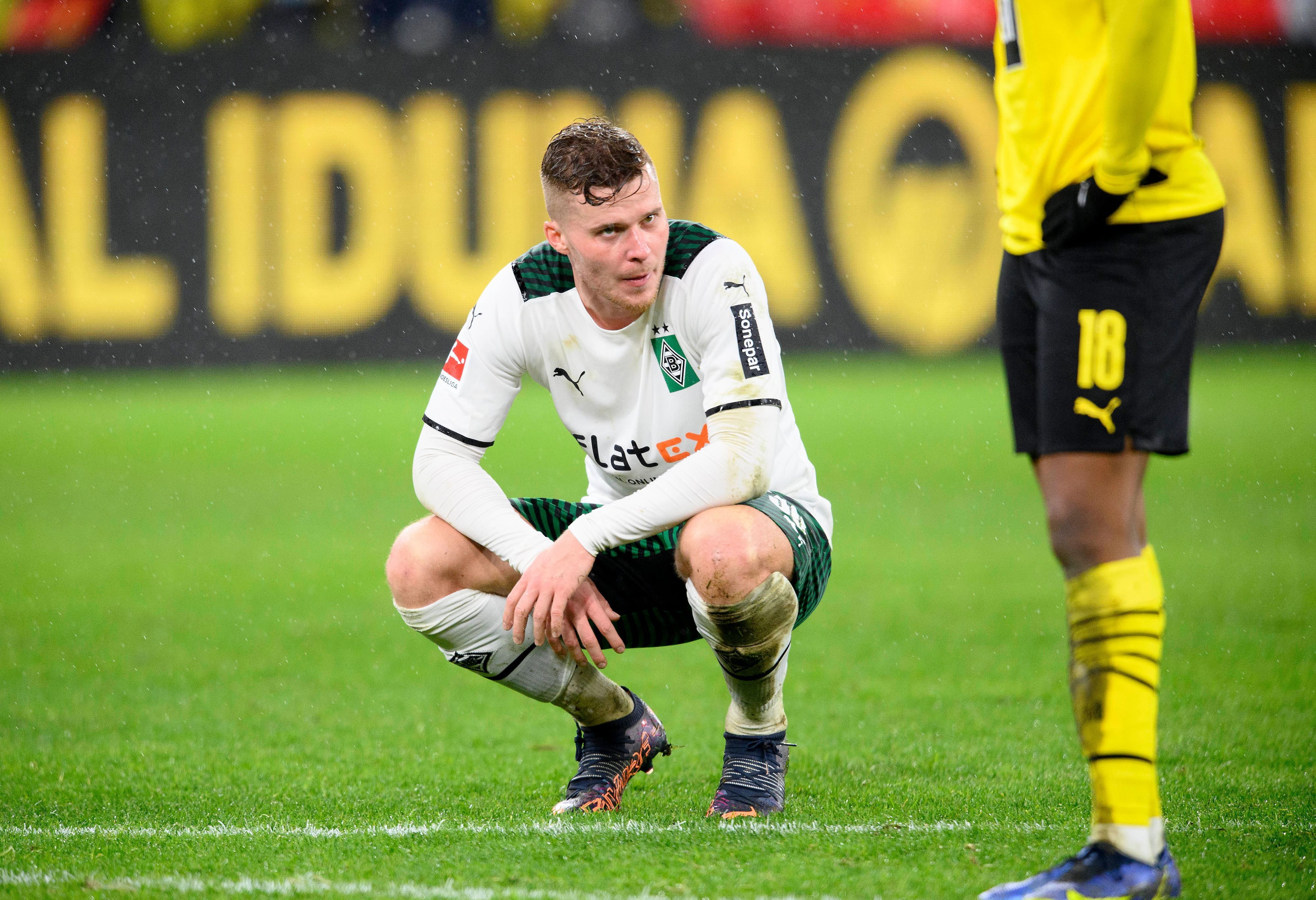 Borussia Mönchengladbach, in Person von Nico Elvedi, auf dem Boden der Tatsachen nach dem Spiel gegen Borussia Dortmund am 20.02.2022