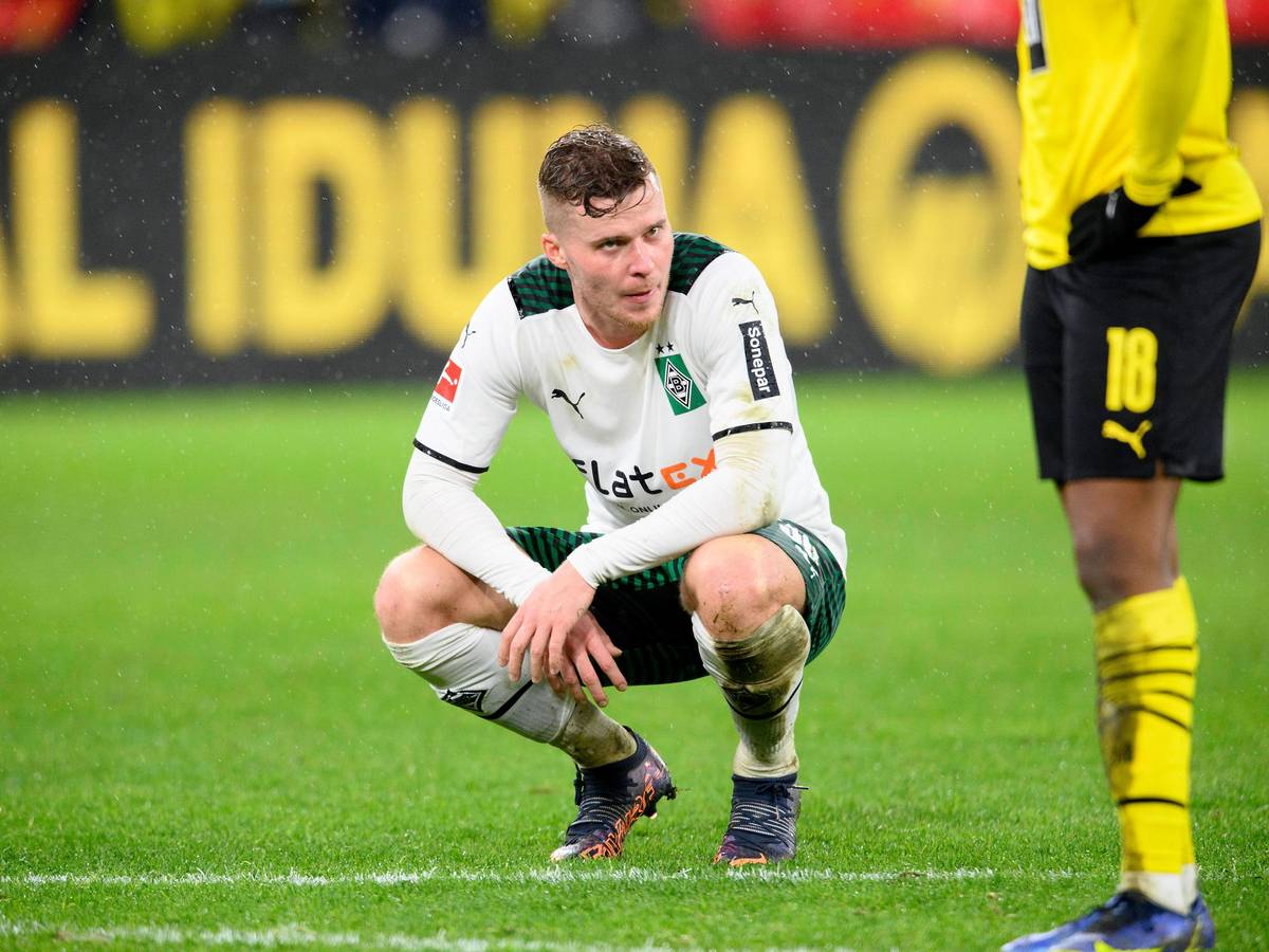 Borussia Mönchengladbach, in Person von Nico Elvedi, auf dem Boden der Tatsachen nach dem Spiel gegen Borussia Dortmund am 20.02.2022