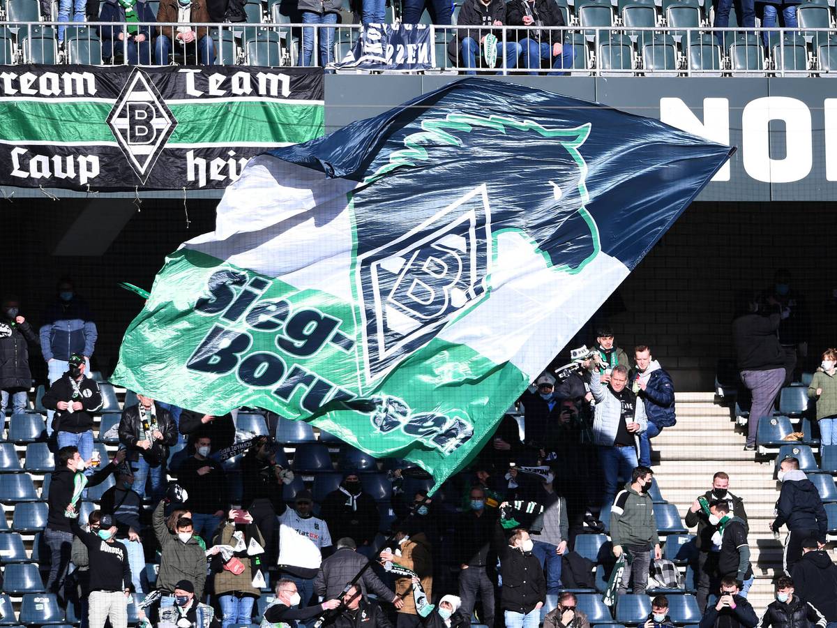 Fußball 1. Bundesliga 22. Spieltag Borussia Mönchengladbach - FC Augsburg am 12.02.2022 im Borussia-Park in Mönchengladbach Fahne im Fanblock Mönchengladbach Zuschauer / Besucher / Fans DFL regulations prohibit any use of photographs as image sequences and/or quasi-video. xHDx